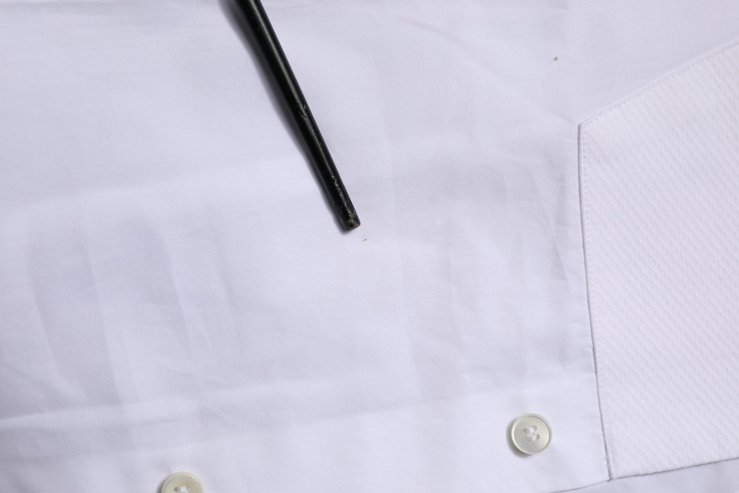 Chemise blanche en coton popeline Dolce & Gabbana avec broderie dorée, style formel et élégant.