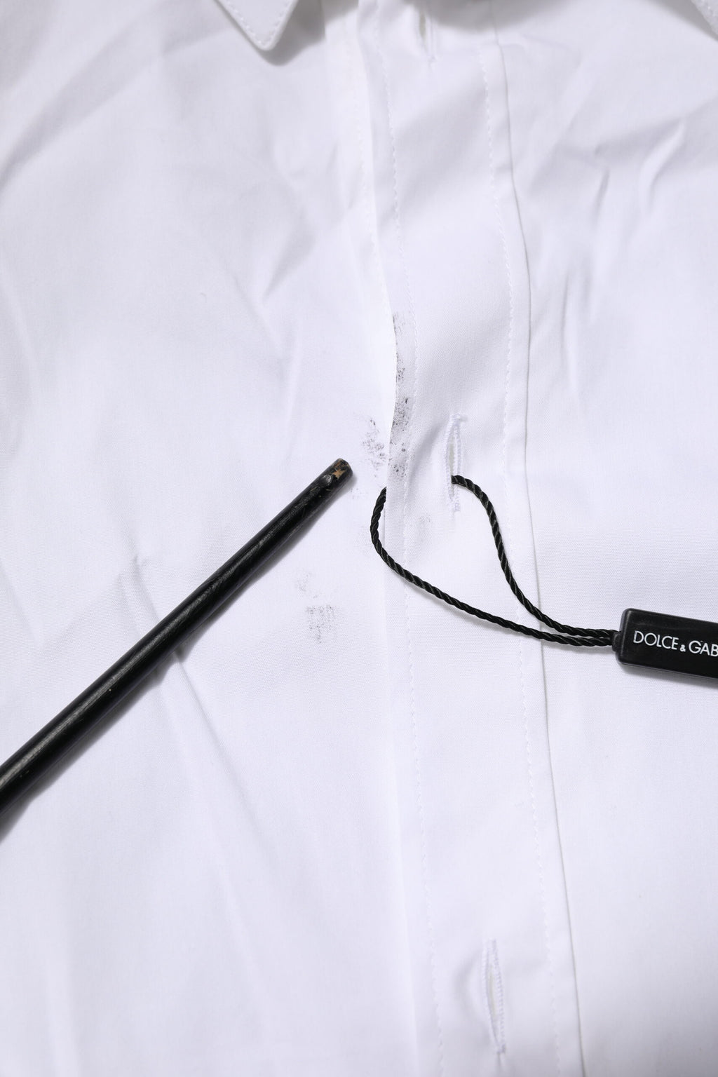 Chemise formelle blanche en coton Dolce & Gabbana avec manches longues et détails dorés, élégante et sophistiquée.