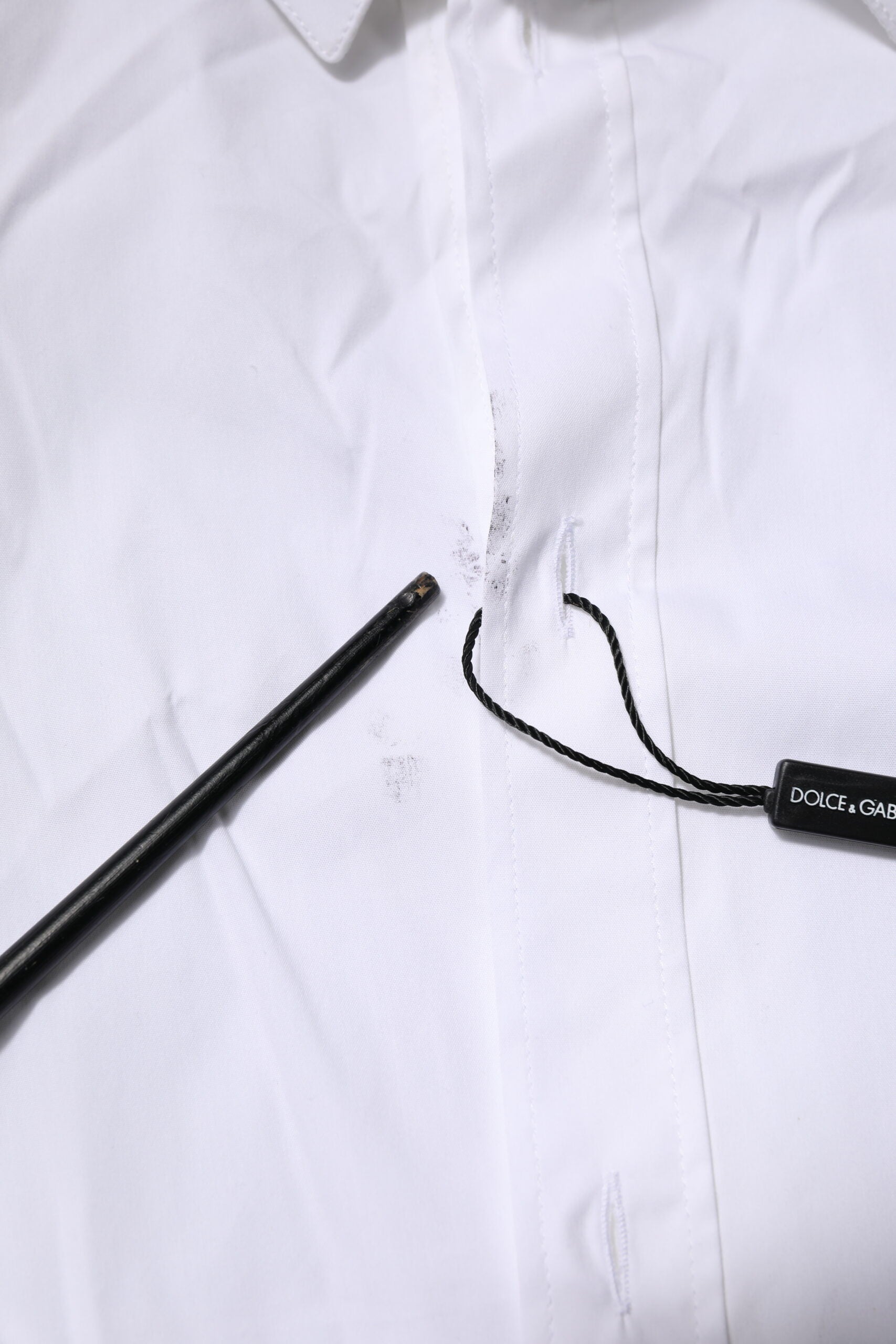 Chemise formelle blanche en coton Dolce & Gabbana avec manches longues et détails dorés, élégante et sophistiquée.