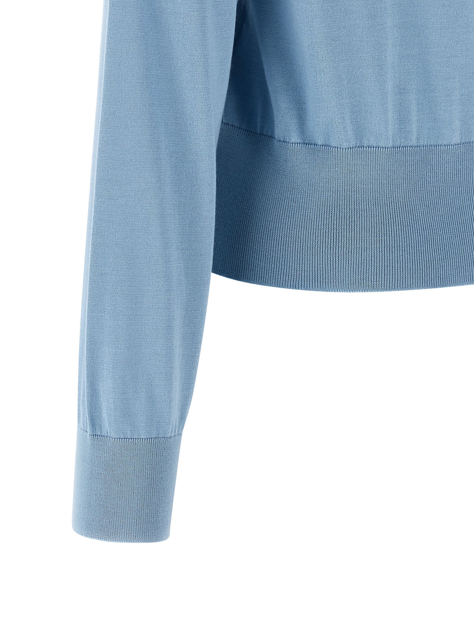 Cardigan en soie bleue Dolce & Gabbana porté par un mannequin, détail du tissu élégant et du design sophistiqué.