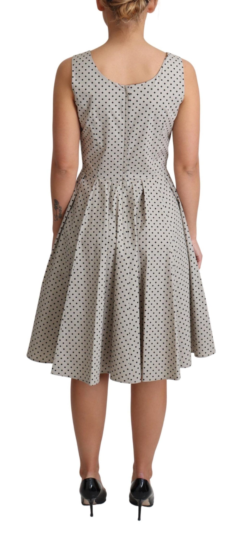 Robe en coton beige à pois Dolce & Gabbana, coupe évasée A-line avec détails élégants et motifs à pois.