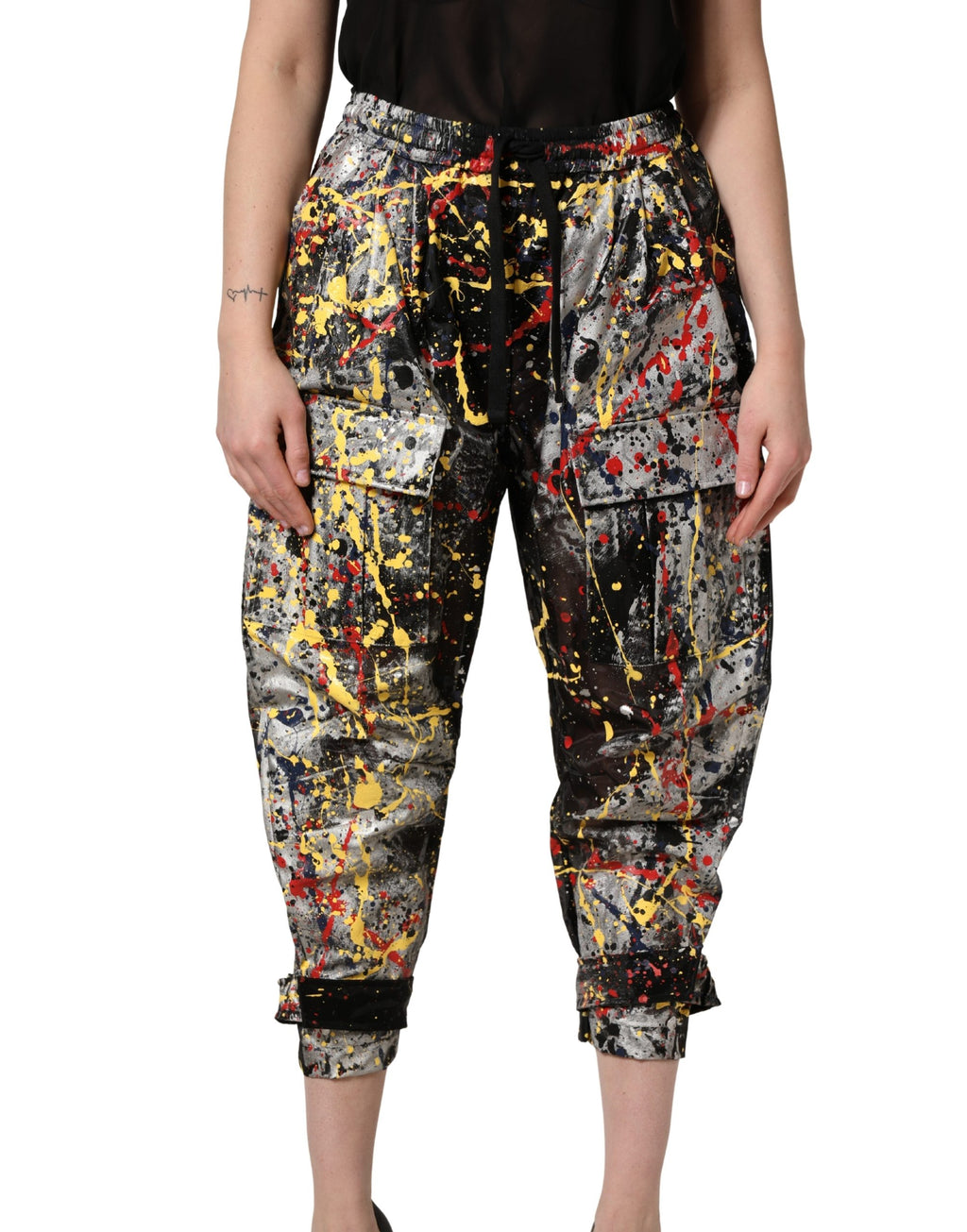 Pantalons cargo cropped noirs Dolce & Gabbana avec effet ColorSplash, denim tendance et détails stylés.