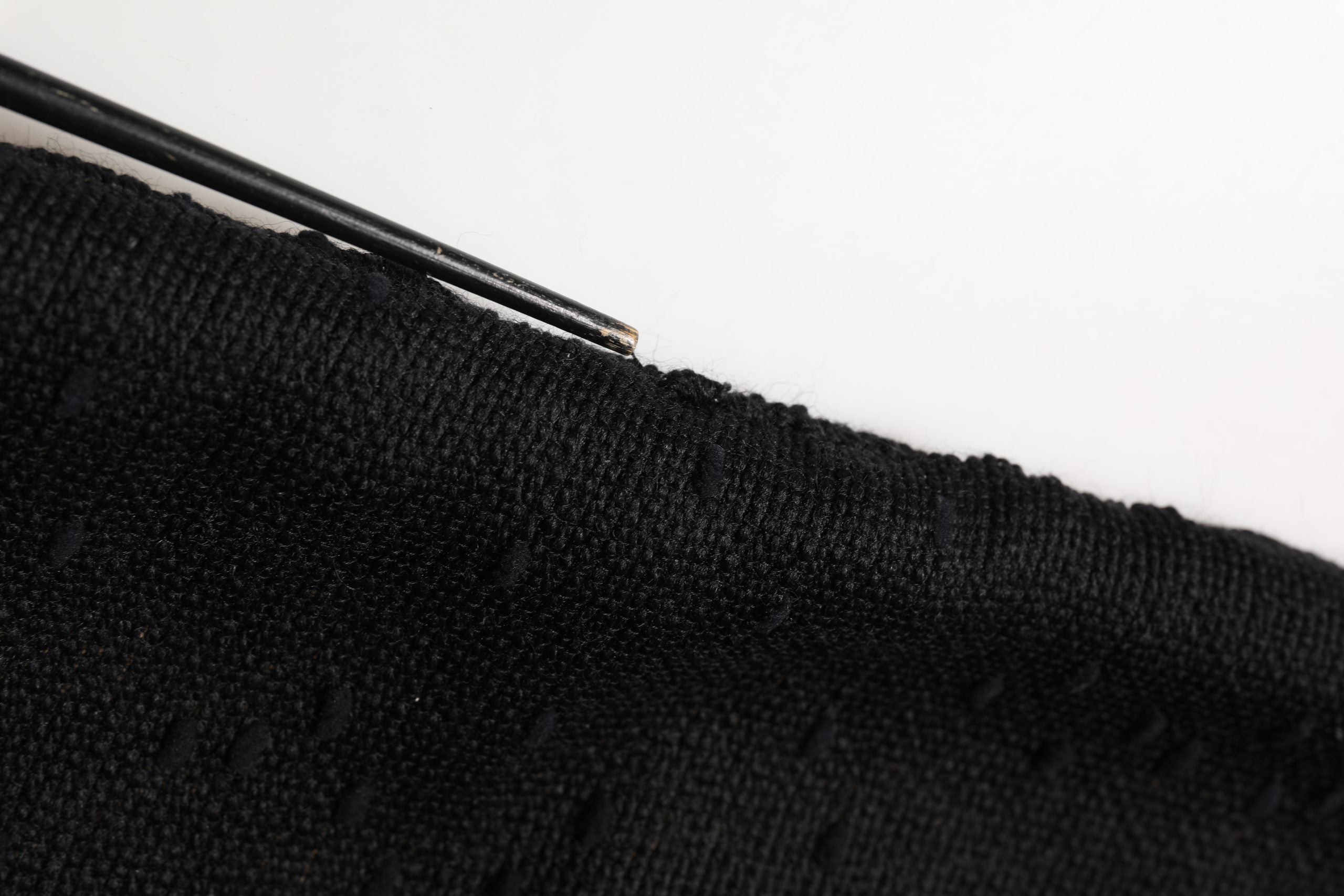 Jupe noire Dolce & Gabbana taille haute coupe crayon longueur genou, élégante et ajustée, en tissu fluide.