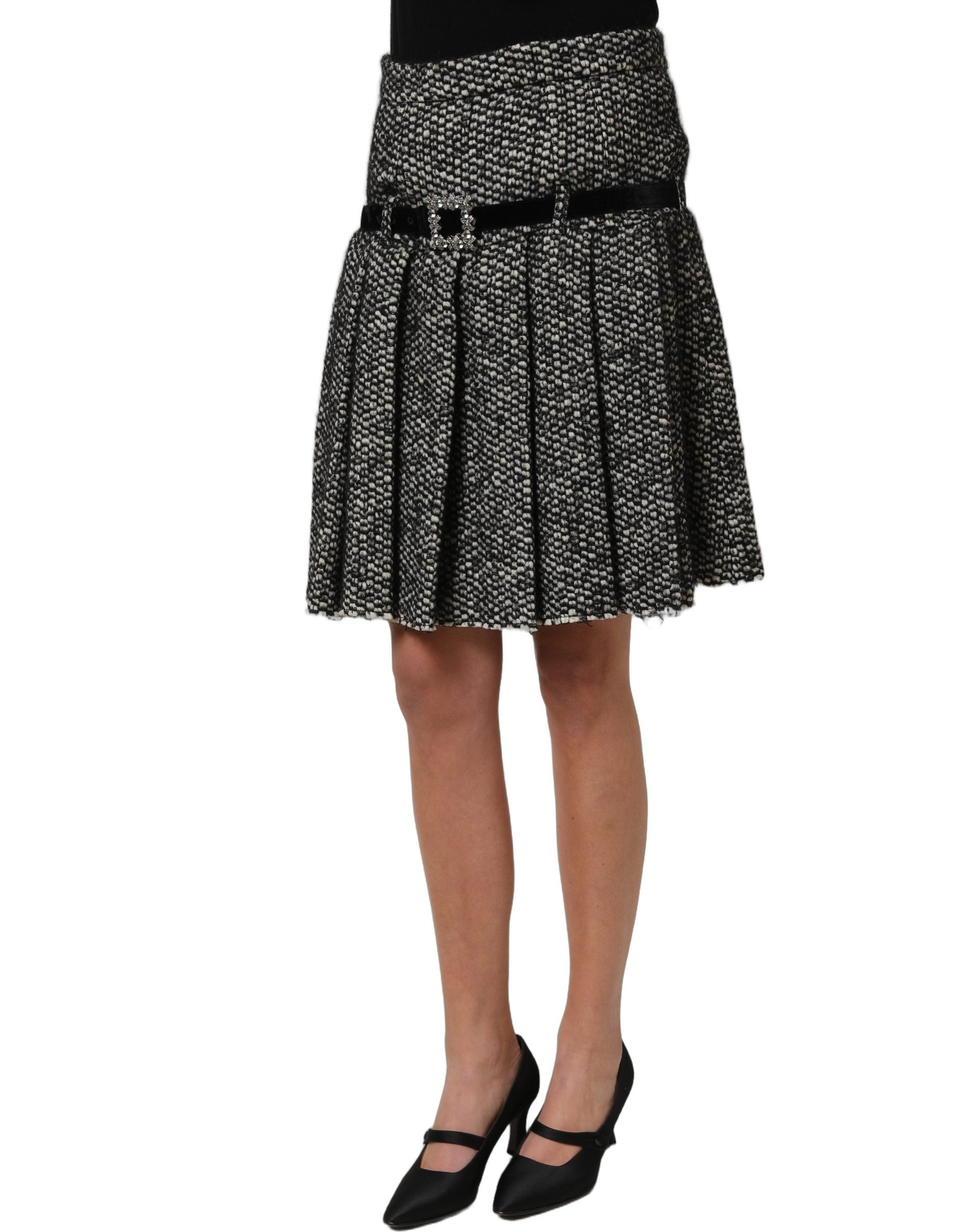 Jupe plissée en tweed noir et blanc Dolce & Gabbana à taille haute, élégante et sophistiquée.