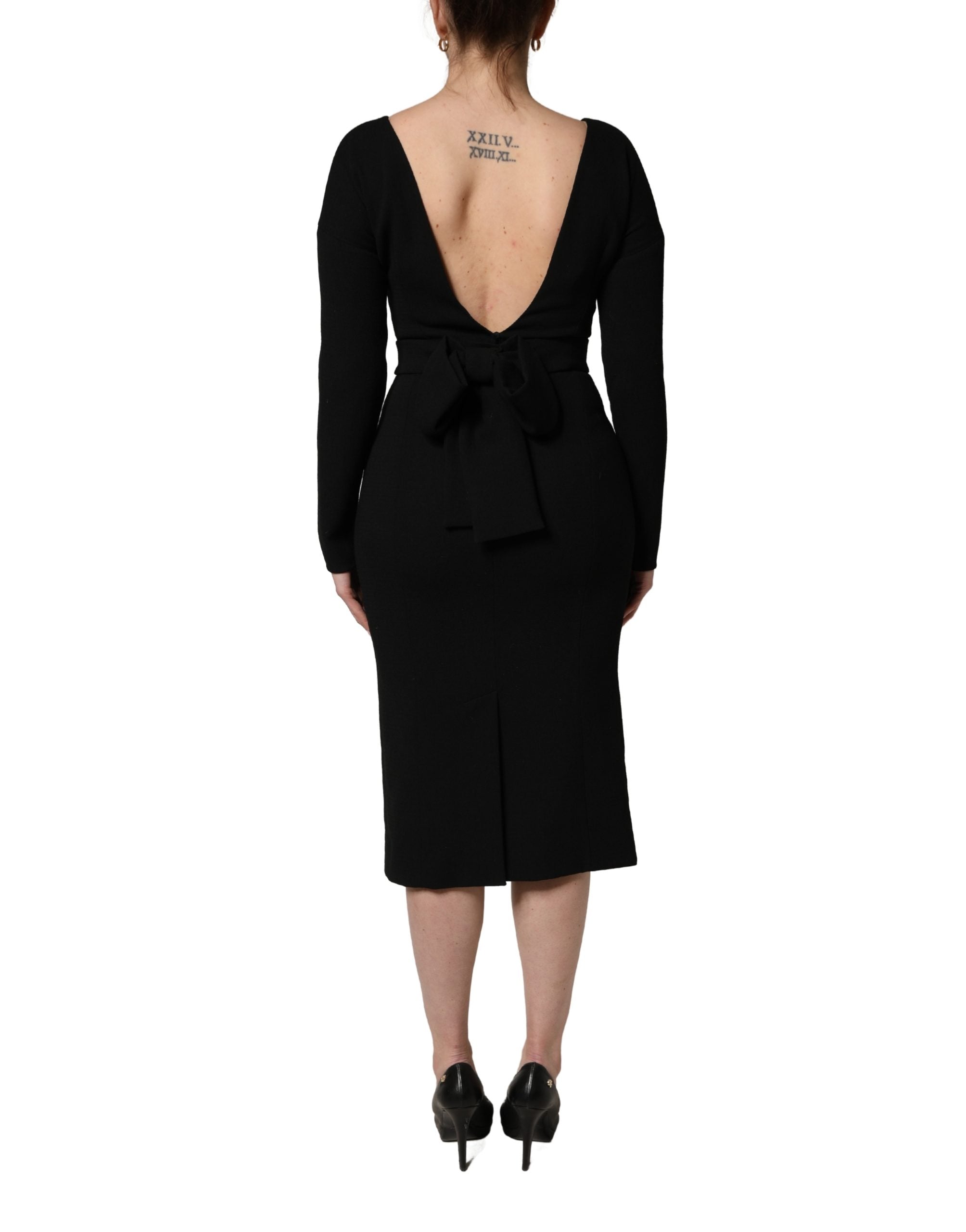 Robe midi en laine crêpe noire Dolce & Gabbana à manches longues, élégante et sophistiquée, portée sur un mannequin.