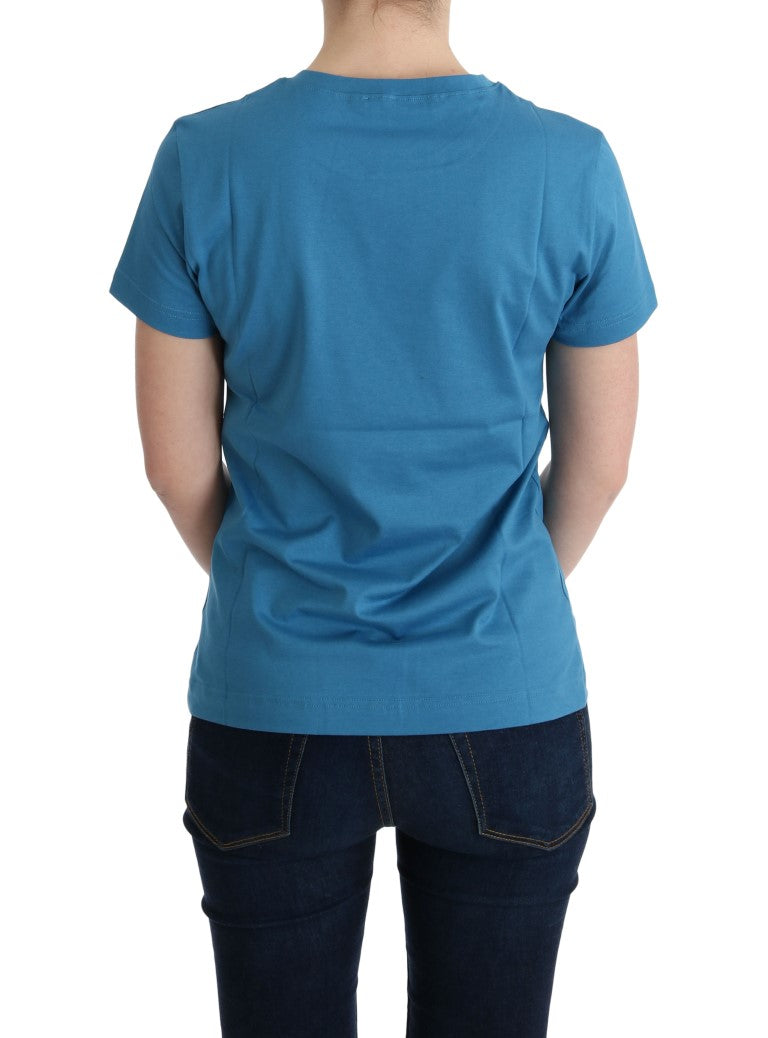T-shirt en coton bleu Dolce & Gabbana 2017 avec motif coloré, porté sur mannequin, vue de face.