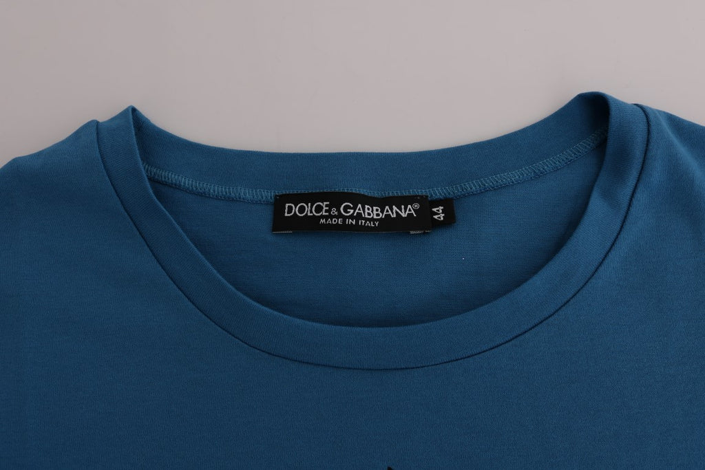 T-shirt en coton bleu Dolce & Gabbana 2017 avec motif coloré, porté sur mannequin, vue de face.