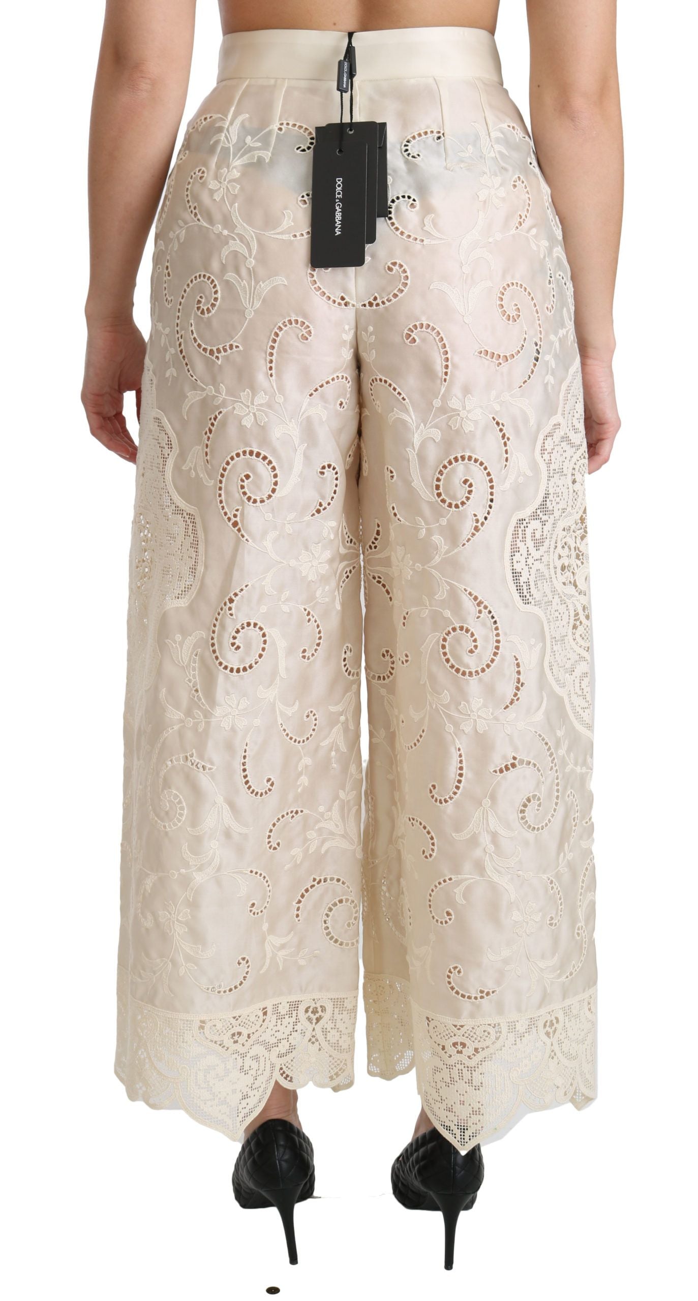 Pantalons palazzo courts en dentelle crème à taille haute de Dolce & Gabbana, élégants et raffinés, visibles en détail.