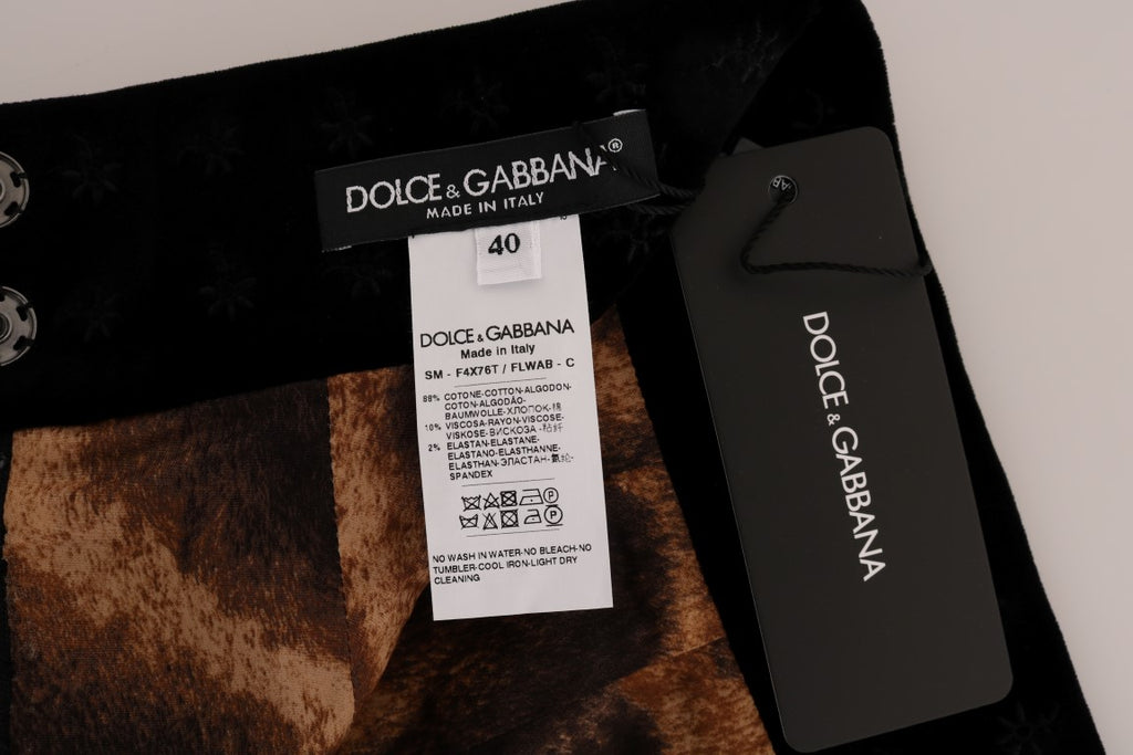 Jupe crayon en velours vert foncé à motif baroque de Dolce & Gabbana, élégante et sophistiquée, visible avec détails du tissu.