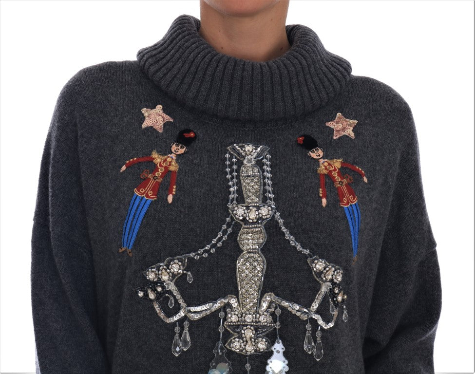 Pull en cachemire gris Dolce & Gabbana Fairy Tale avec cristaux, doux et élégant, visible en détail dans l'image.