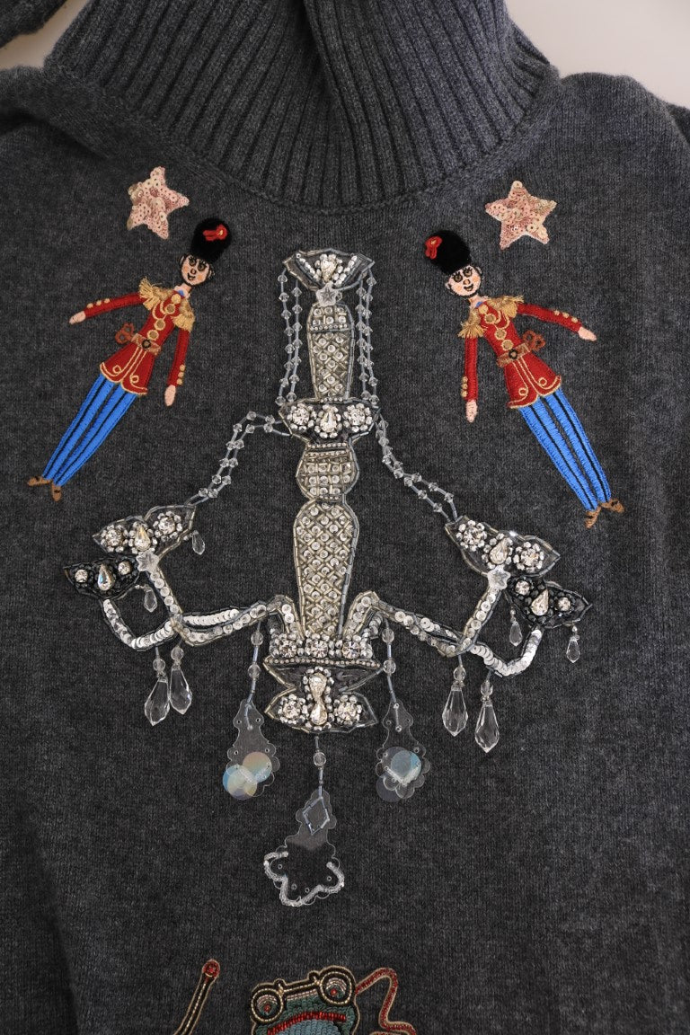 Pull en cachemire gris Dolce & Gabbana Fairy Tale avec cristaux, doux et élégant, porté sur un mannequin.