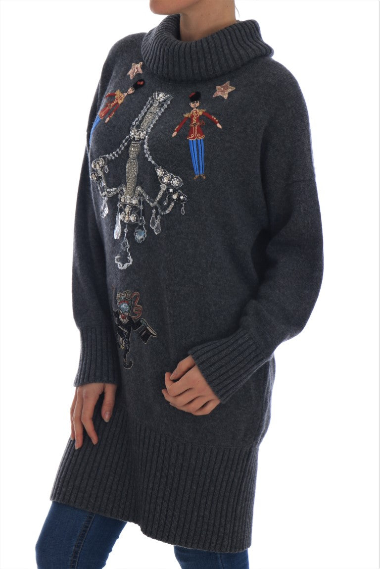 Pull en cachemire gris Dolce & Gabbana Fairy Tale avec cristaux, doux et élégant, visible en gros plan.