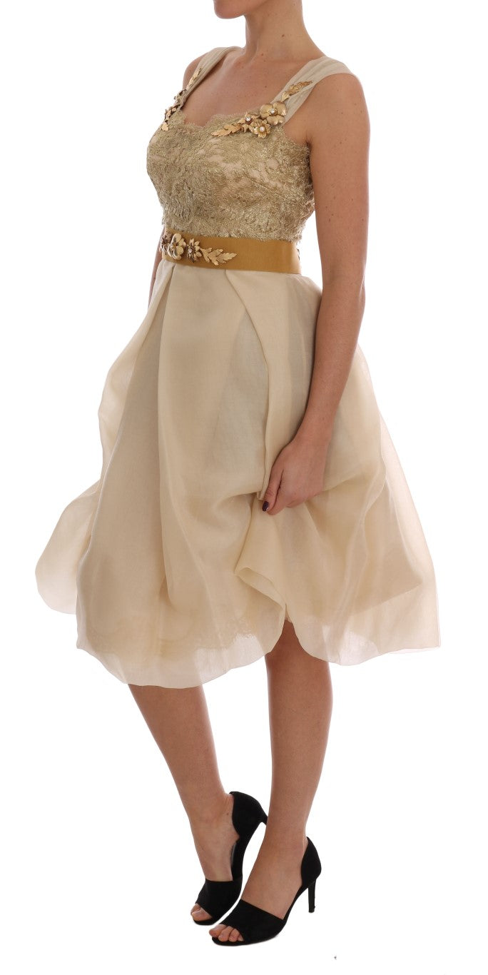 Robe en soie dorée Dolce & Gabbana ornée de cristaux, élégante vêtement de soirée avec détails scintillants.