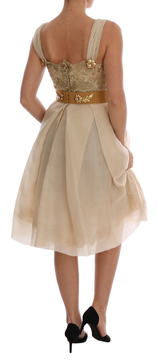 Robe en soie dorée Dolce & Gabbana ornée de cristaux scintillants, élégante et luxueuse, vue de face.