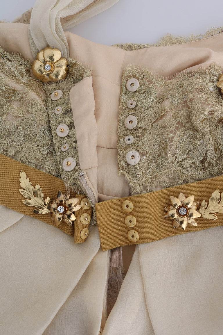 Robe en soie dorée Dolce & Gabbana ornée de cristaux, élégance et luxe pour une occasion spéciale.