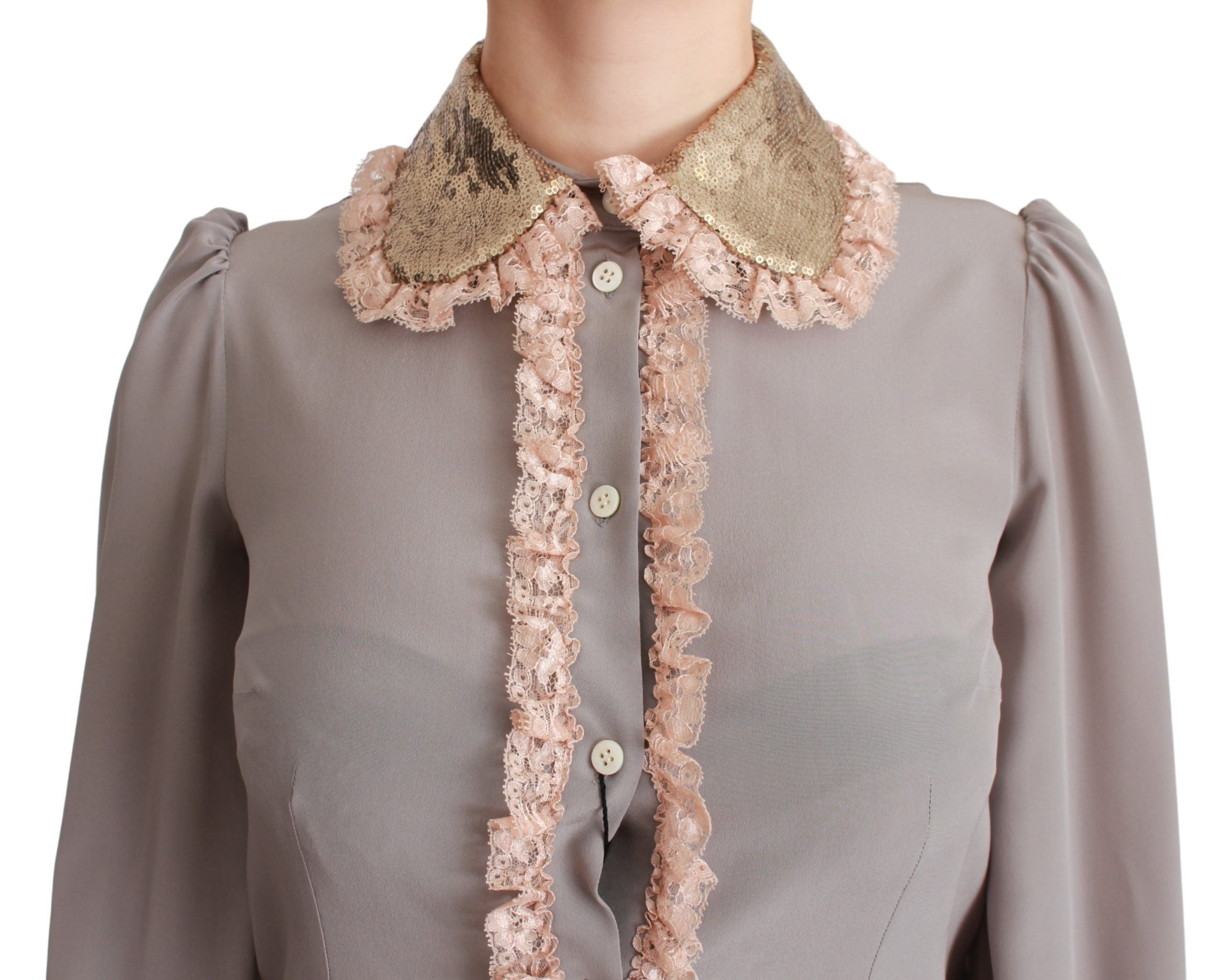 Chemise en soie grise Dolce & Gabbana avec sequins dorés et dentelle, élégante blouse à manches longues et détails raffinés.