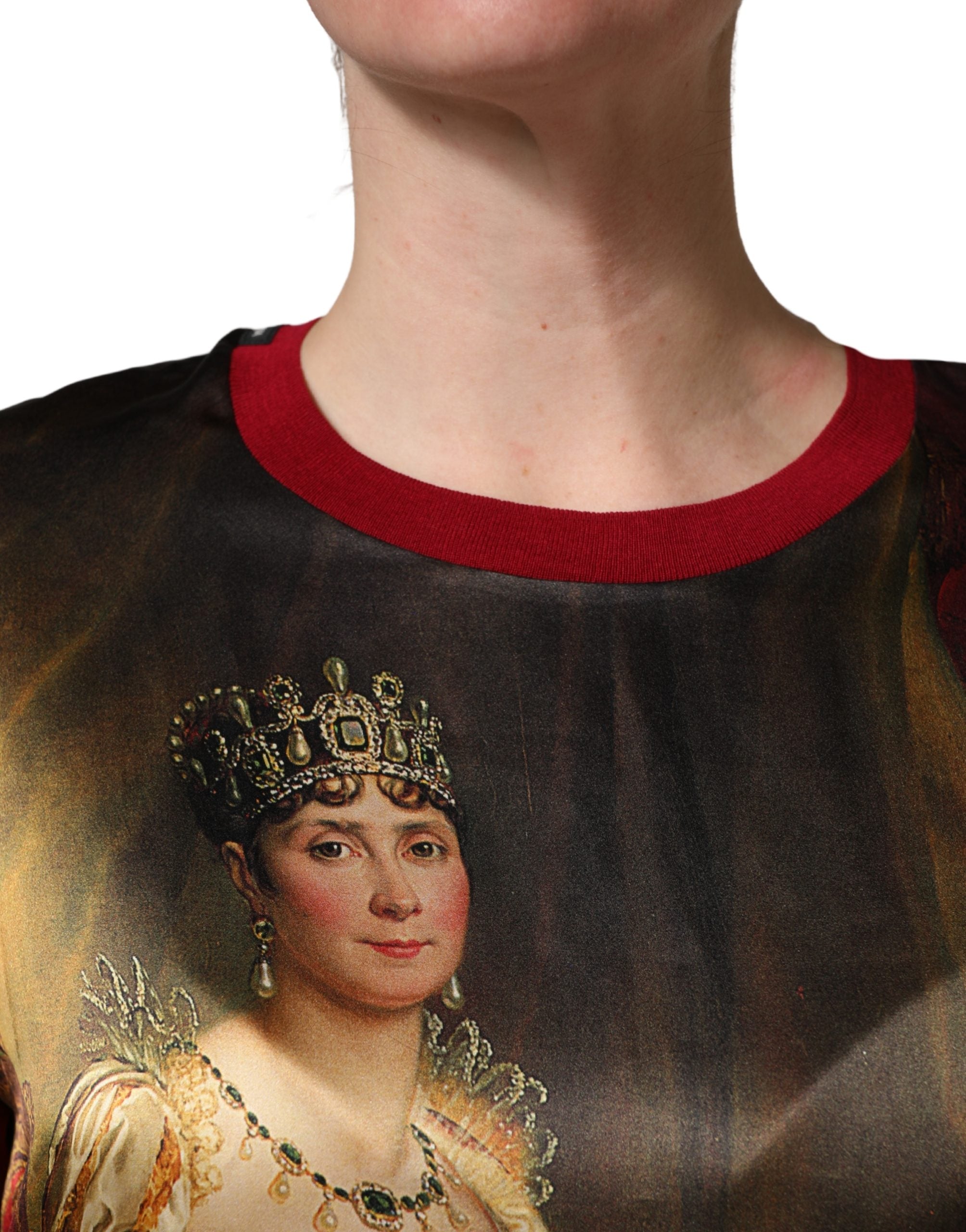 T-shirt en soie Dolce & Gabbana avec impression de peinture de reine portant une couronne royale bordeaux.