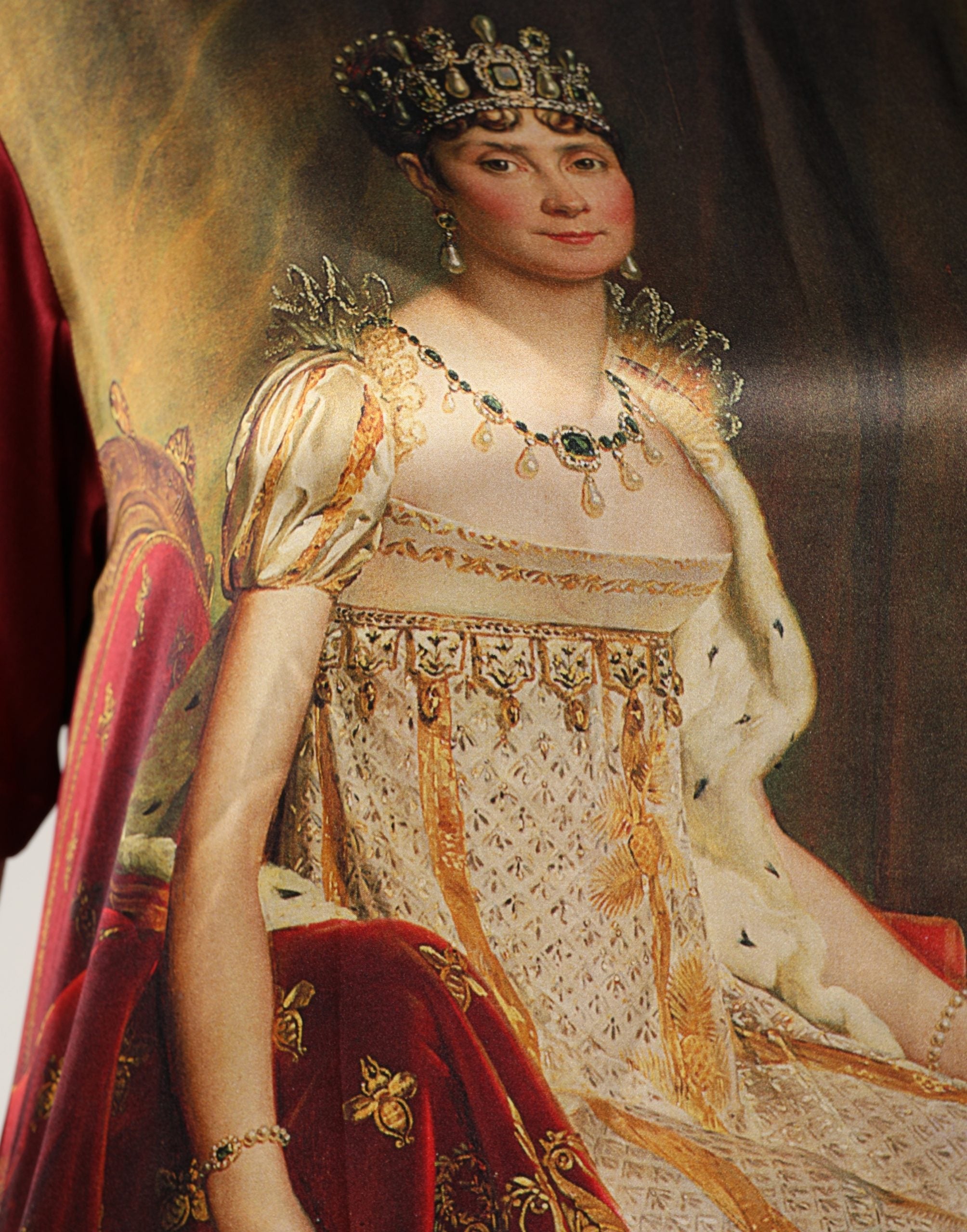 T-shirt en soie Dolce & Gabbana avec motif de couronne royale et peinture de reine, couleur bordeaux, style élégant et luxueux.