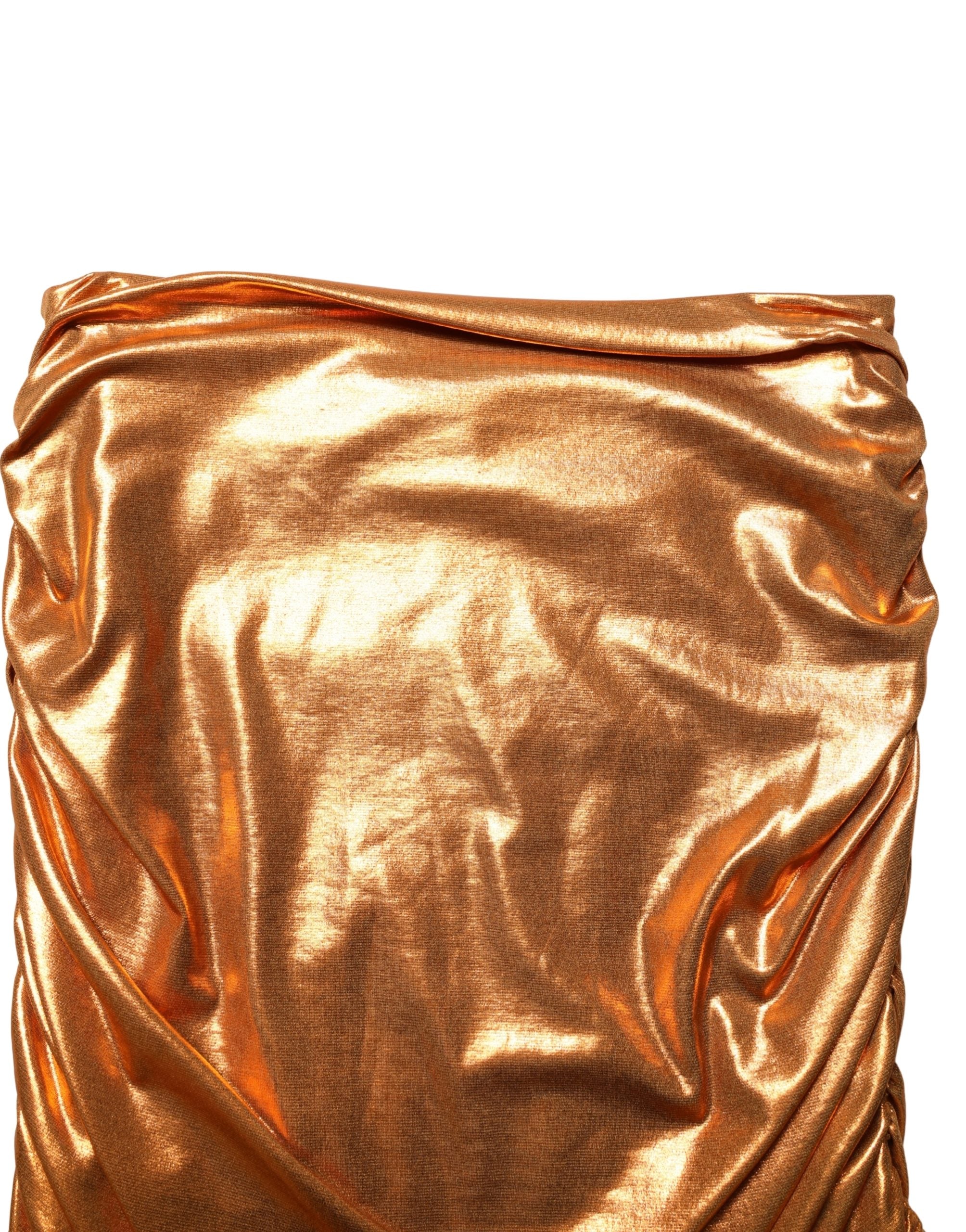 Jupe courte dorée en lamé orange avec drapé froncé de la marque Dolce & Gabbana, ajustée et élégante.