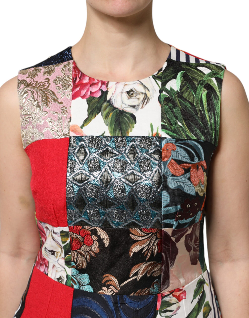 Robe sans manches Dolce & Gabbana à patchwork multicolore, coupe ajustée et élégante, avec motif coloré et détails sophistiqués.