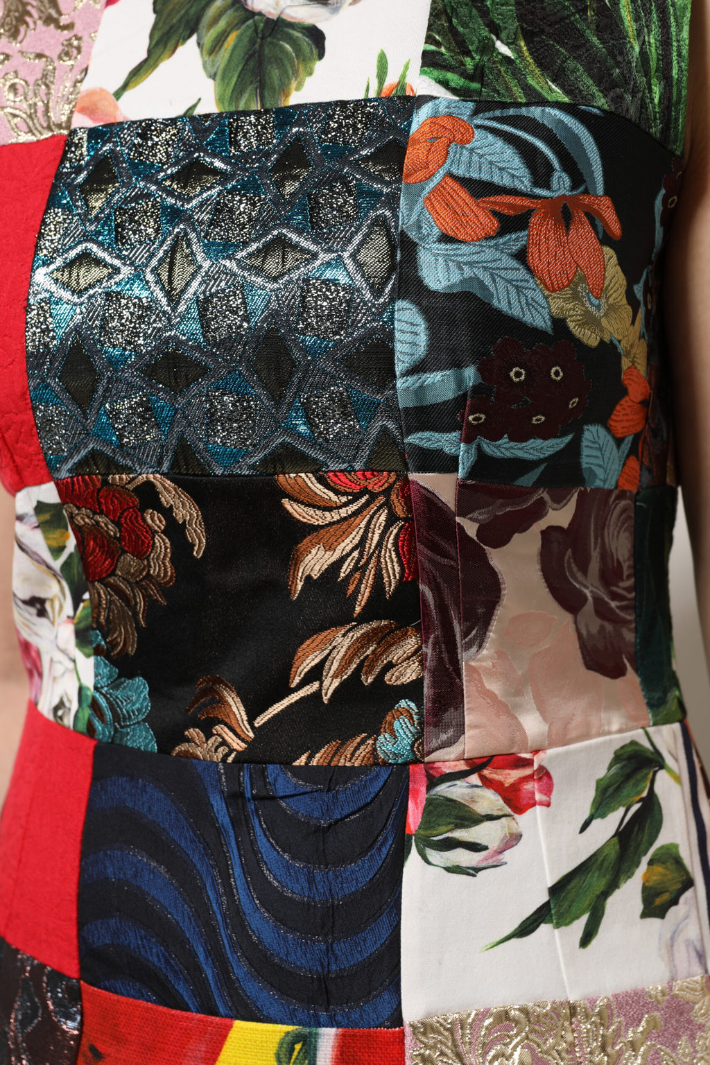Robe sans manches Dolce & Gabbana à patchwork multicolore, coupe droite élégante et détails colorés visibles sur l'image.