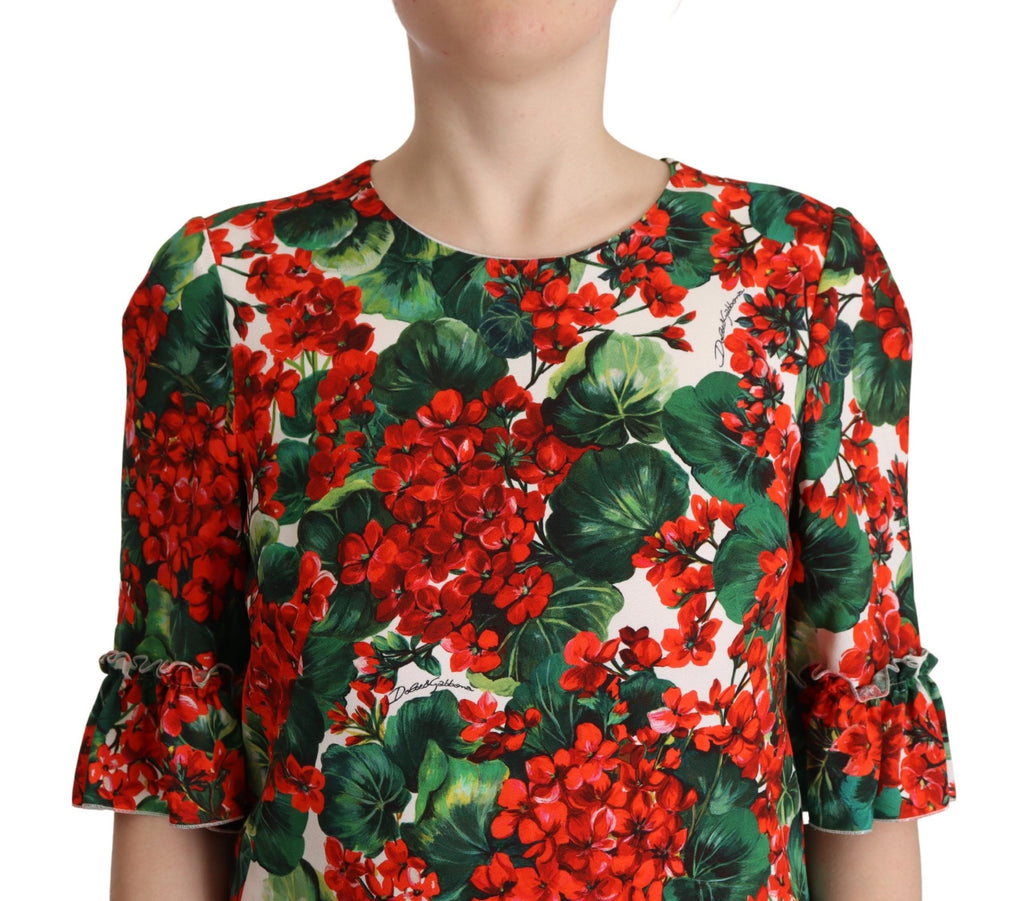 Robe de soirée Dolce & Gabbana multicolore rouge à fleurs, coupe shift élégante, tissu fluide et détails floraux vifs.