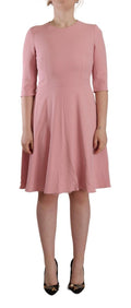 Robe Dolce & Gabbana rose à manches 3/4 en viscose, coupe évasée, élégante et fluide, portée dans l'image.