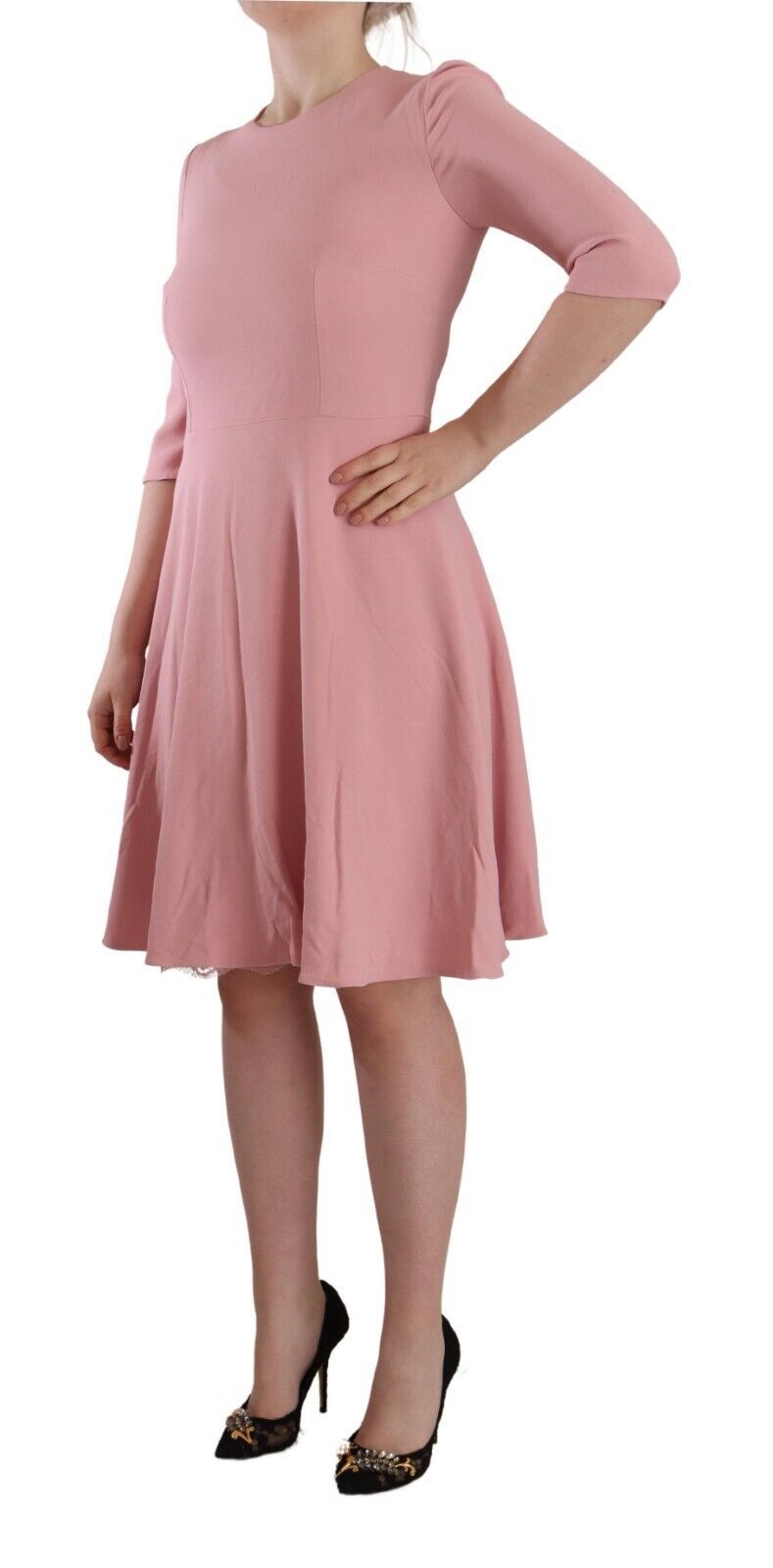 Robe Dolce & Gabbana rose à manches 3/4 en viscose, coupe trapèze, élégante et fluide, portée avec style.