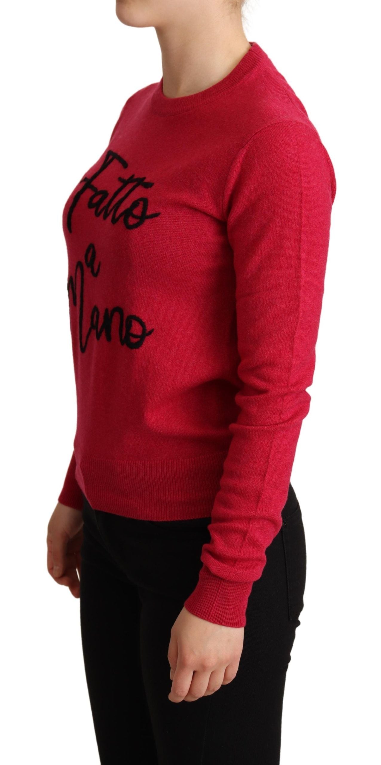 Pull en cachemire et laine rose Dolce & Gabbana à broderie, doux et élégant, porté sur un mannequin.