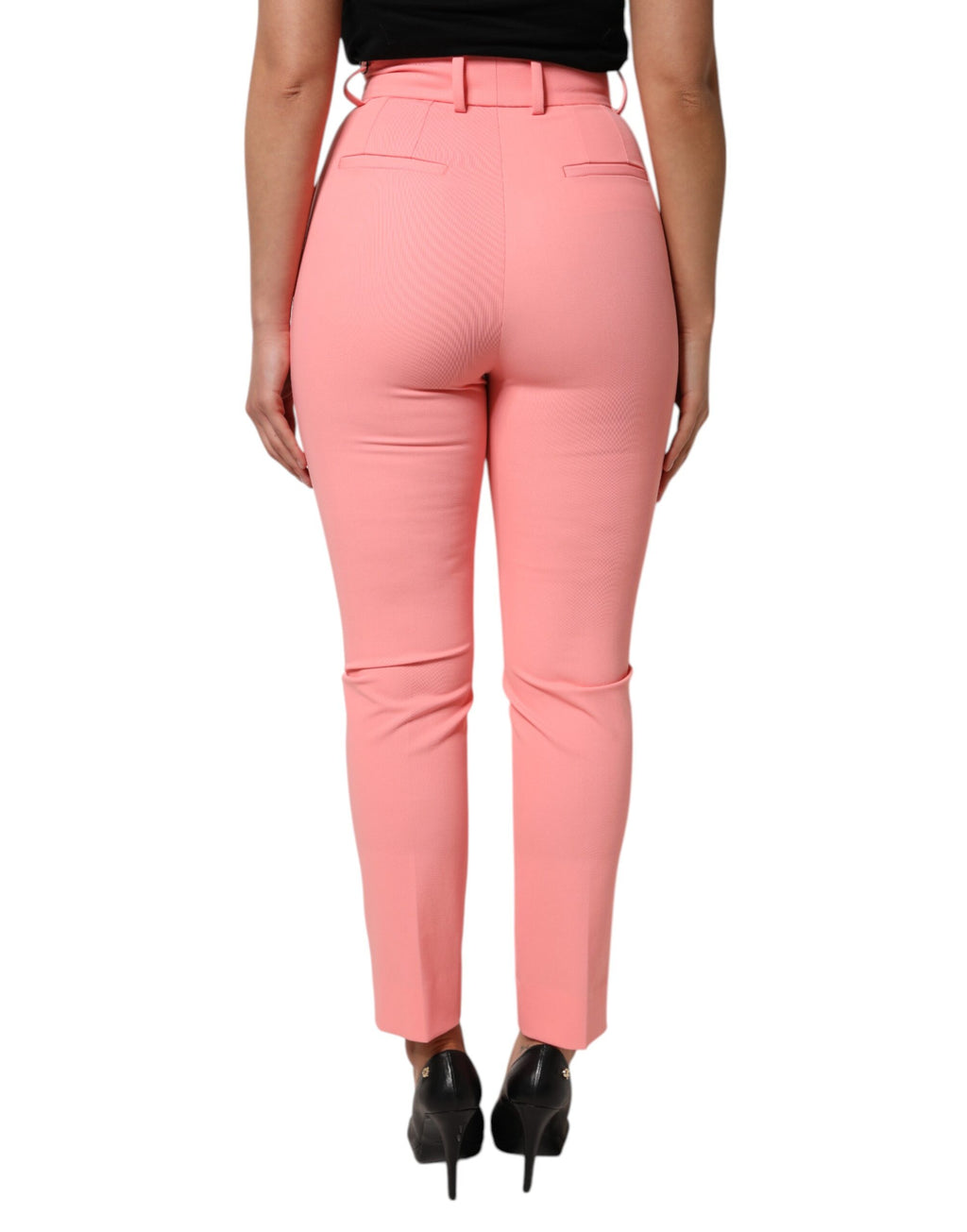 Pantalon taille haute rose Dolce & Gabbana pour femme, coupe tapered, en matière élégante, visible sur la photo.