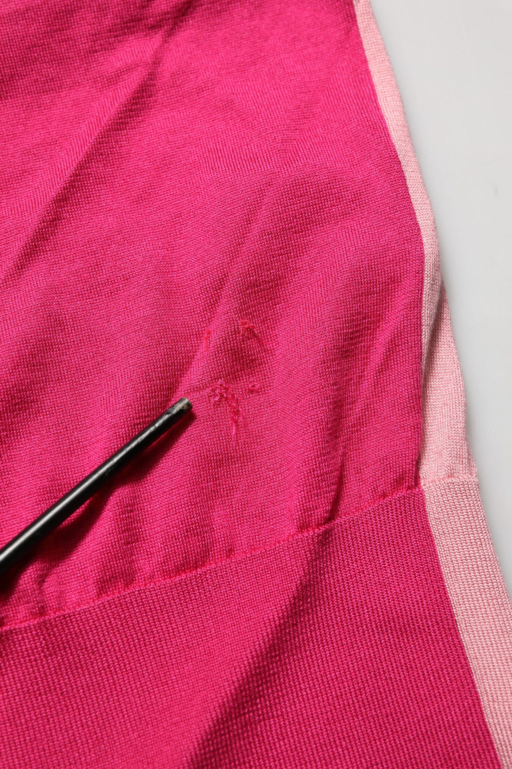 Chemise Dolce & Gabbana rose à manches courtes, col ascot boutonné, style élégant et féminin, vue de face.