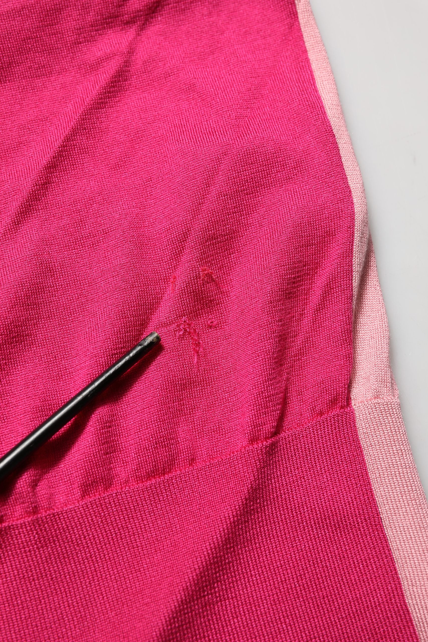 Chemise Dolce & Gabbana rose à manches courtes, col ascot boutonné, style élégant et féminin, vue de face.