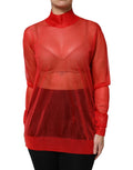 Blouse Dolce & Gabbana en tulle rouge à col roulé et manches longues, élégante et fluide, portée avec style.