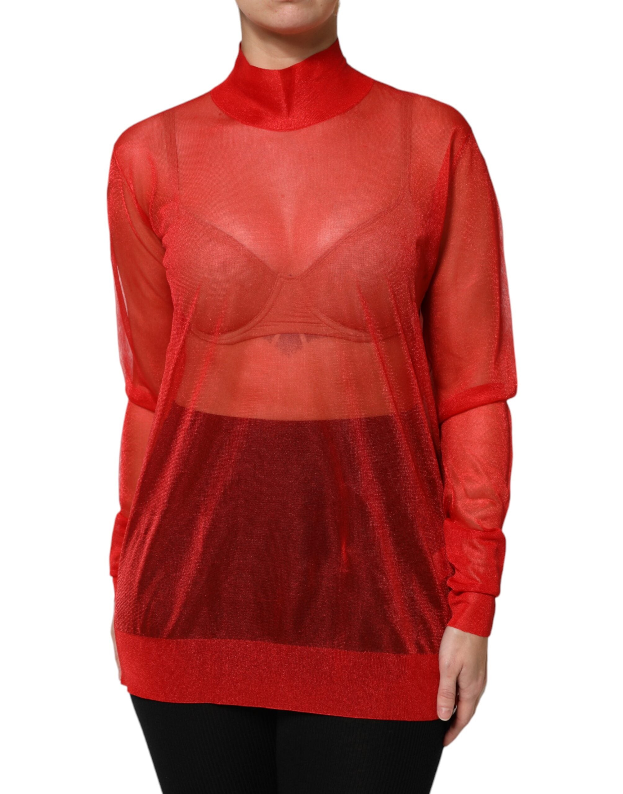 Blouse Dolce & Gabbana en tulle rouge à col roulé et manches longues, élégante et fluide, portée avec style.