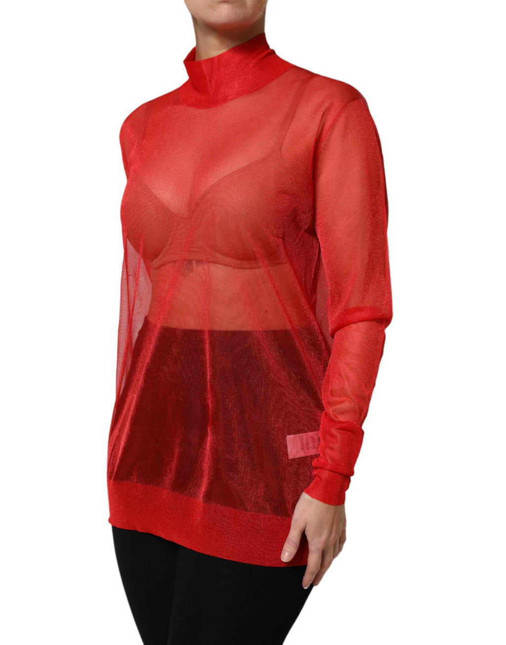 Blouse Dolce & Gabbana en tulle rouge à col roulé à manches longues, élégante et raffinée, portée par un mannequin.