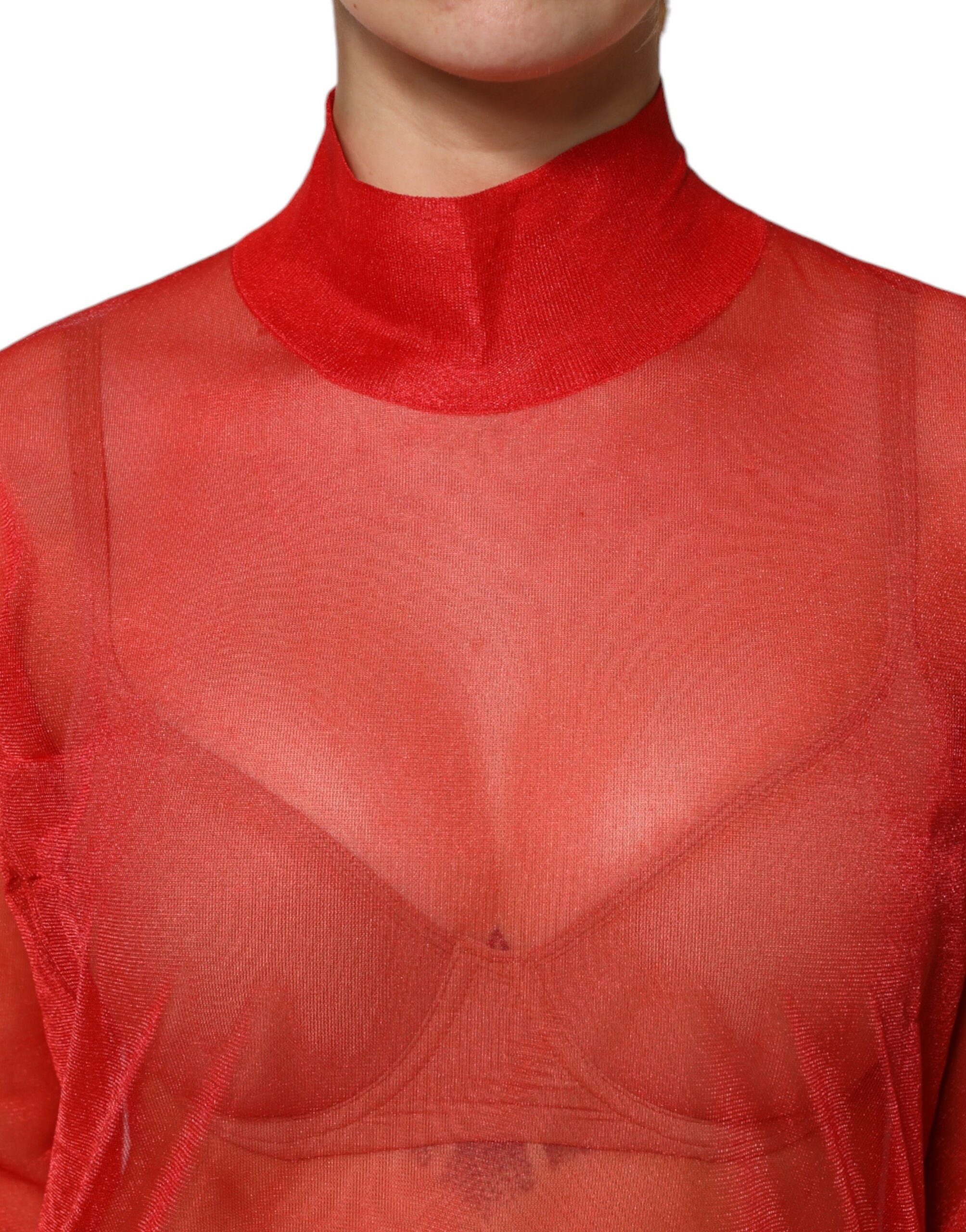 Blouse rouge en tulle à col roulé à manches longues de Dolce & Gabbana, détail élégant et transparent.