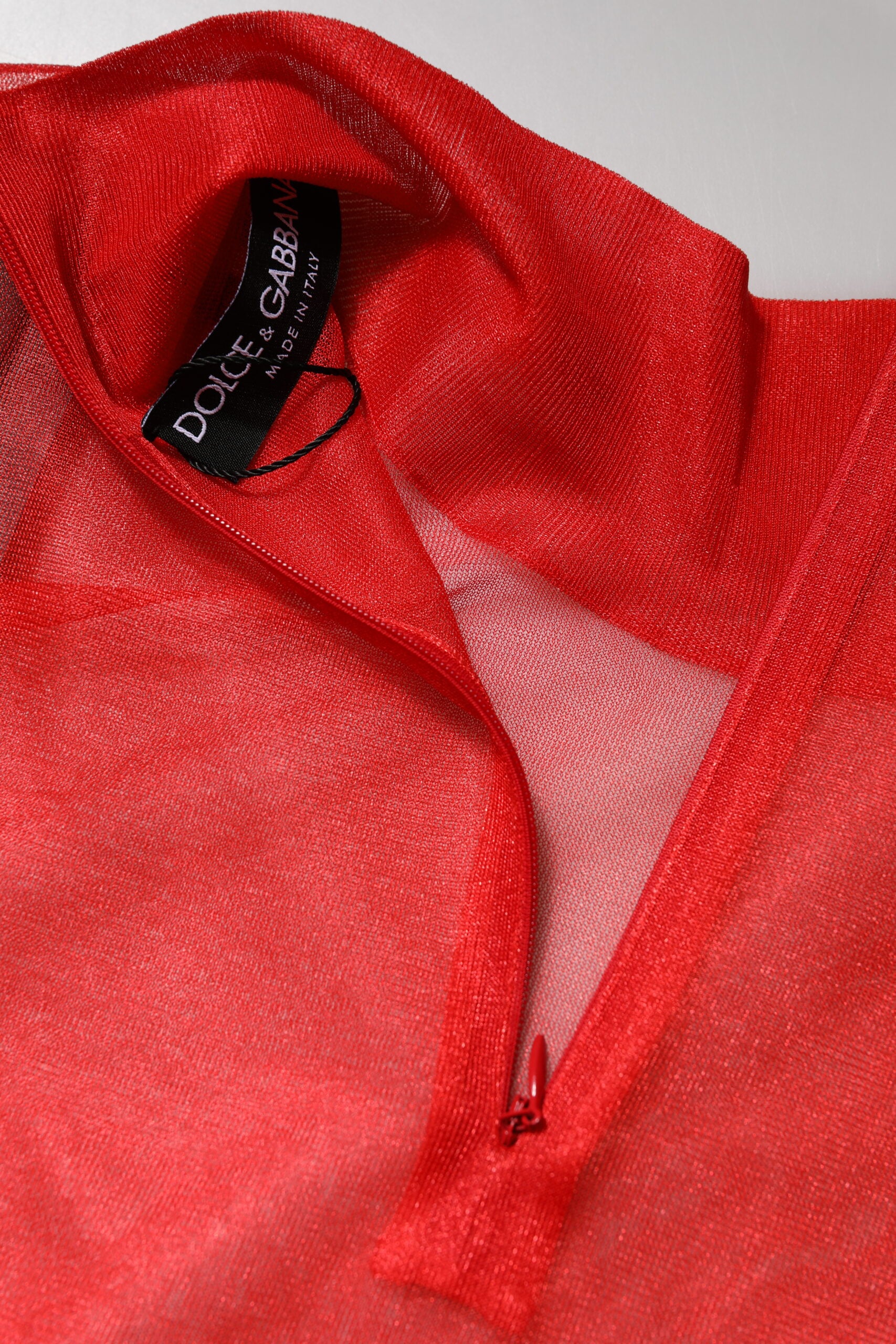 Blouse Dolce & Gabbana en tulle rouge à col roulé à manches longues, élégante et fluide.