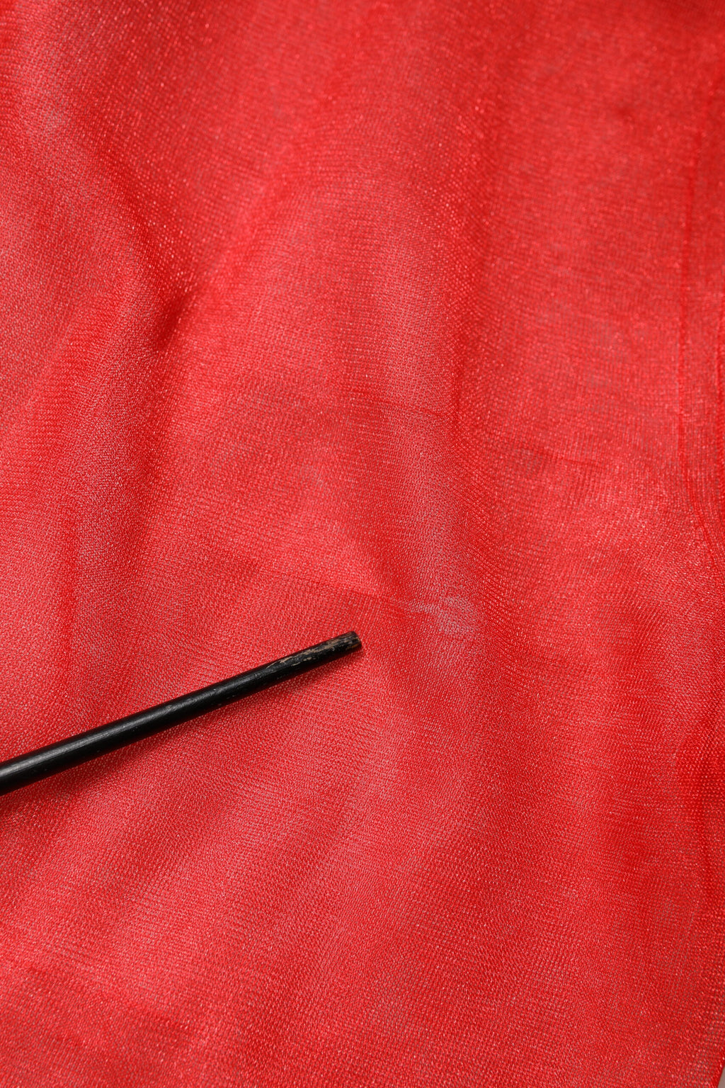Blouse en tulle rouge Dolce & Gabbana à col montant et manches longues, élégante et sophistiquée.