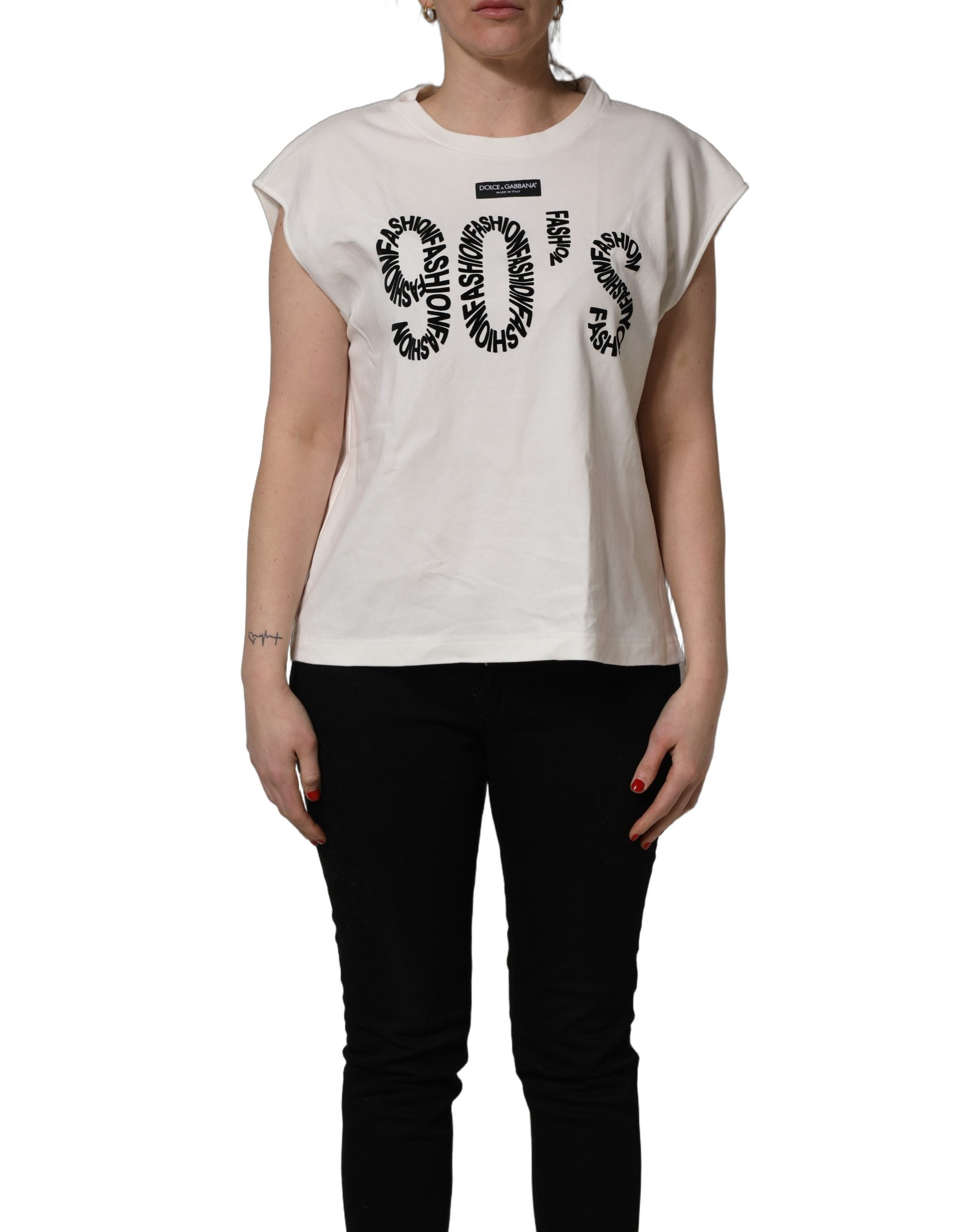 T-shirt sans manches en coton blanc Dolce & Gabbana avec graphique, porté sur mannequin, vue de face.