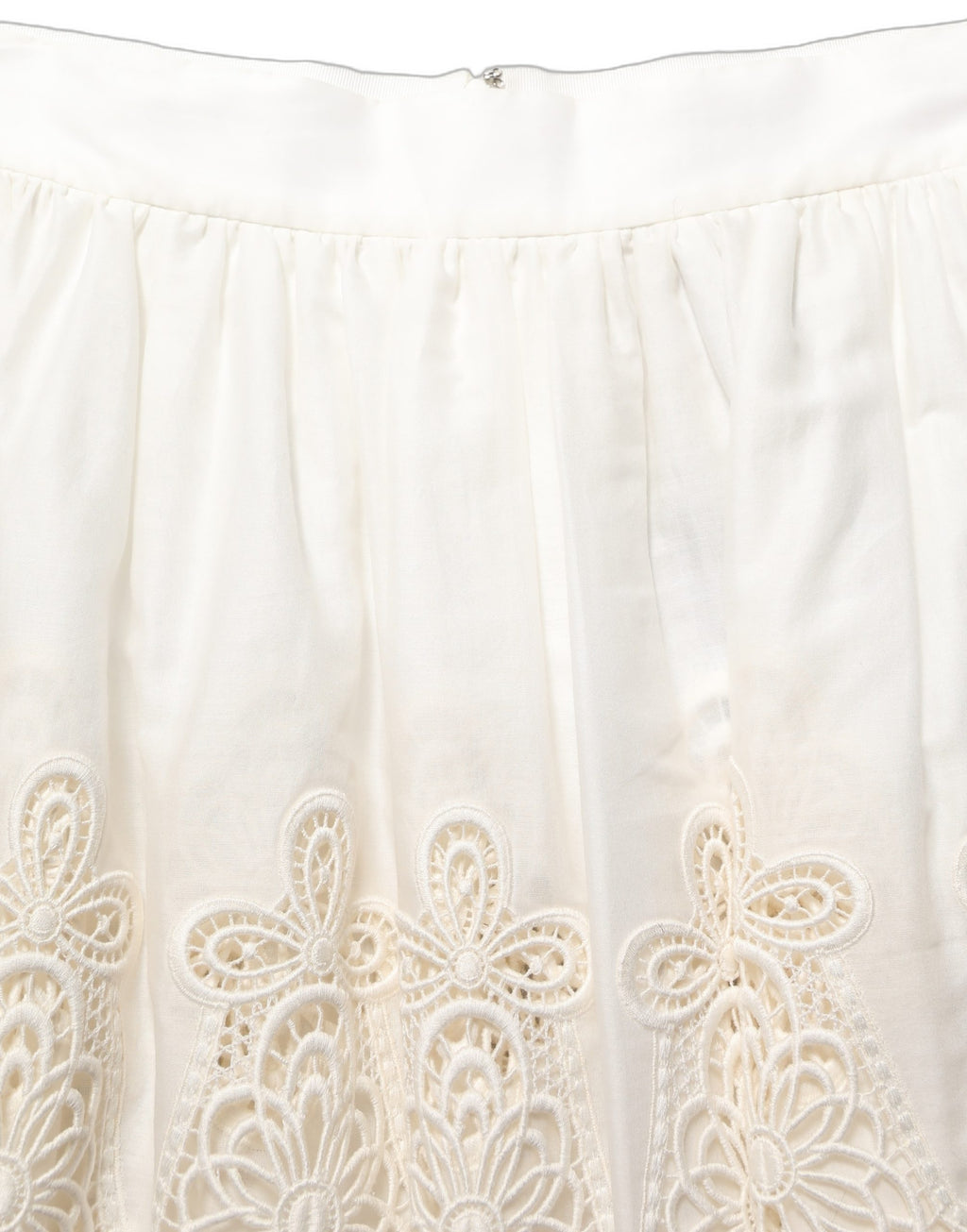 Jupe mini blanche Dolce & Gabbana à broderie florale en forme d'A-line, élégante et raffinée.