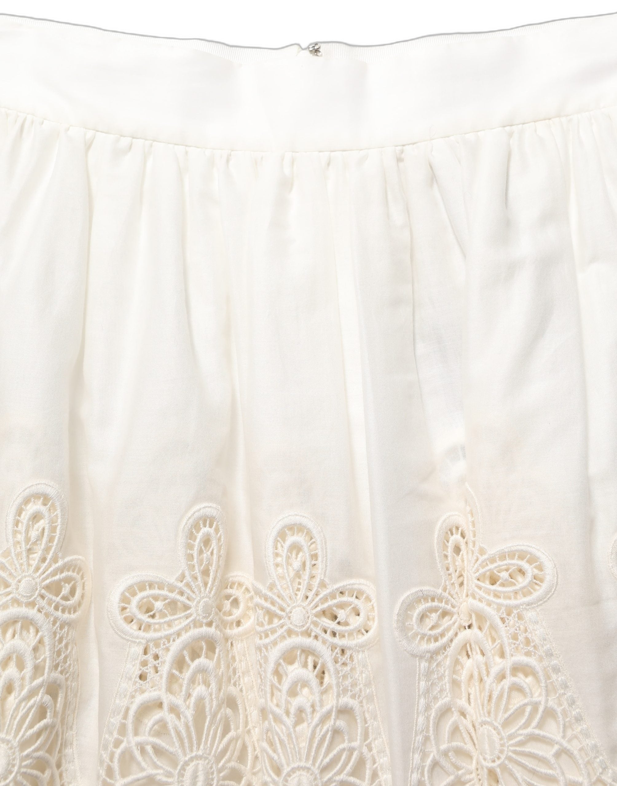 Jupe mini blanche Dolce & Gabbana à broderie florale en forme d'A-line, élégante et raffinée.
