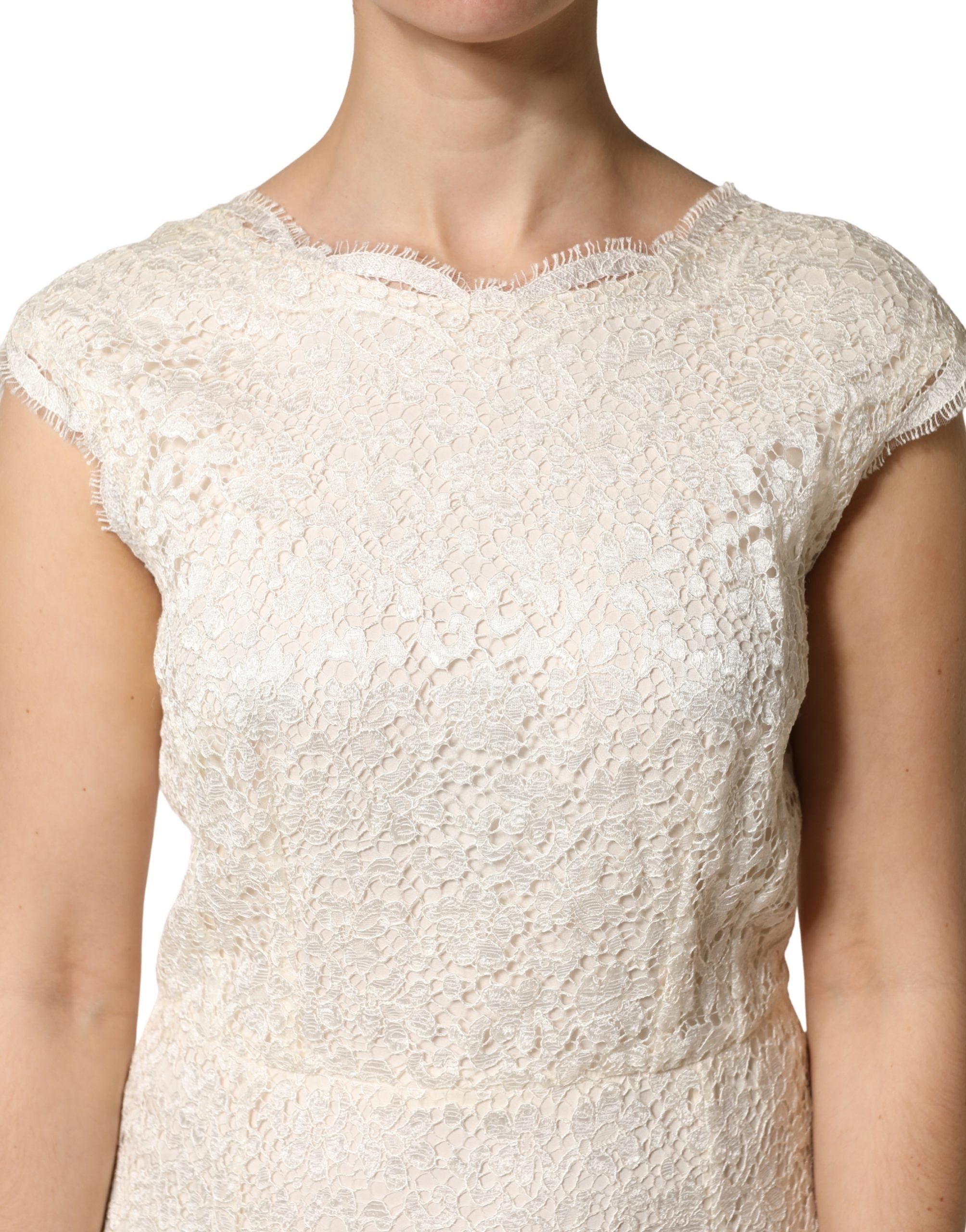 Robe longue blanche en viscose avec dentelle, robe fourreau élégante de Dolce & Gabbana, détails en dentelle et tissu fluide.