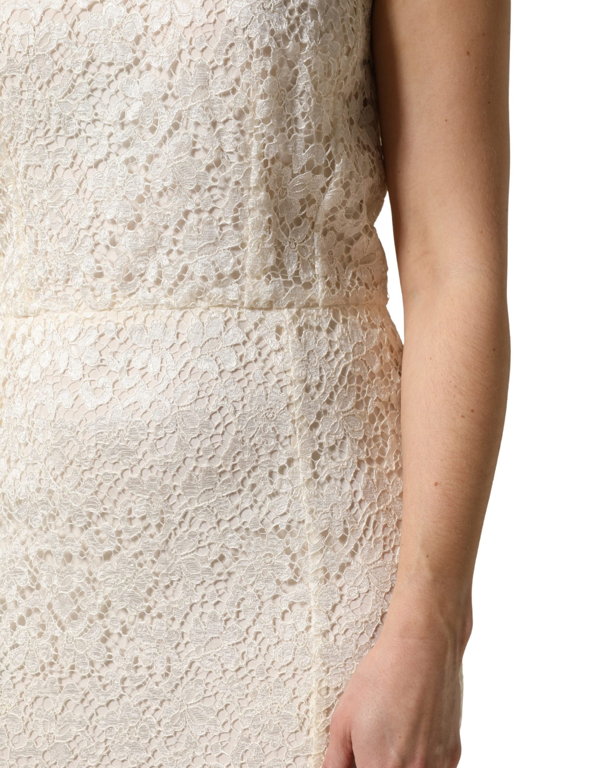 Robe longue Dolce & Gabbana en viscose blanche avec dentelle, coupe près du corps et élégante pour une occasion spéciale.