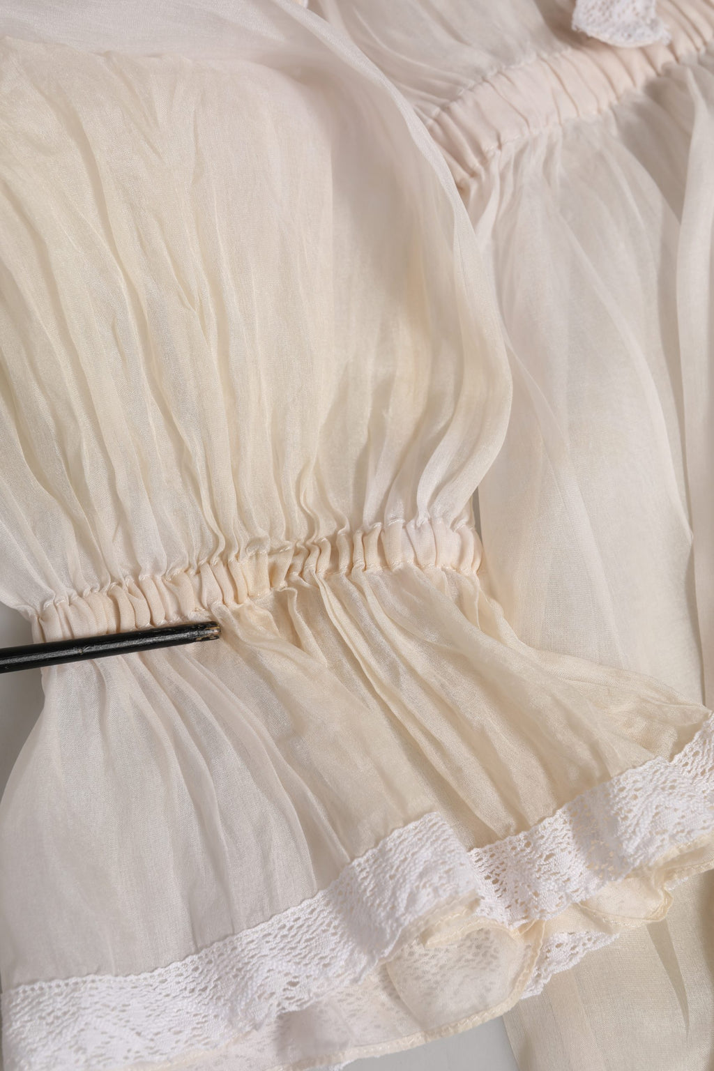 Chemisier Dolce & Gabbana en soie et coton blanc avec col ascot élégant, détail de la blouse sophistiquée et raffinée.