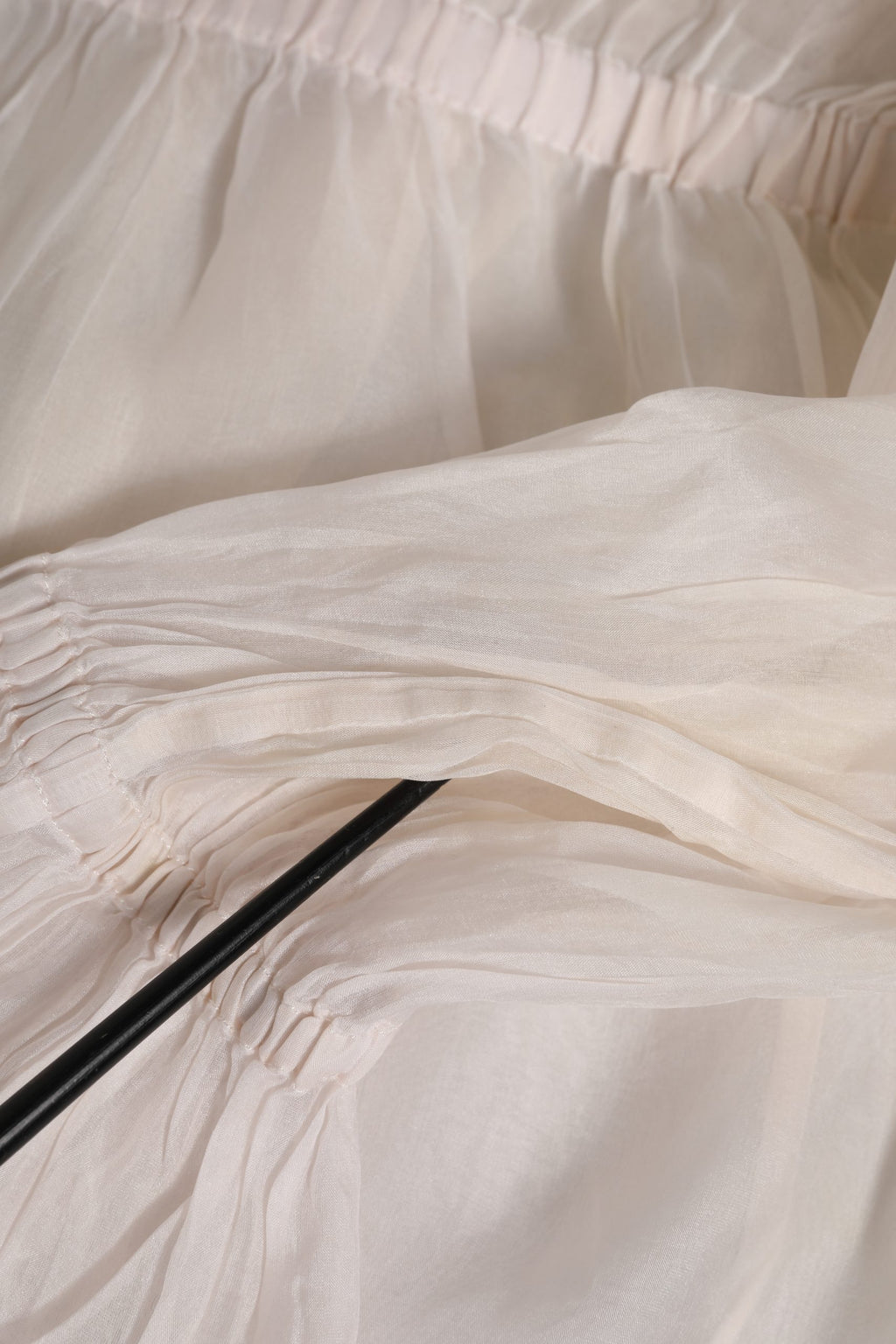 Chemise Dolce & Gabbana en soie et coton blanc avec col ascot, élégante et sophistiquée pour femme.