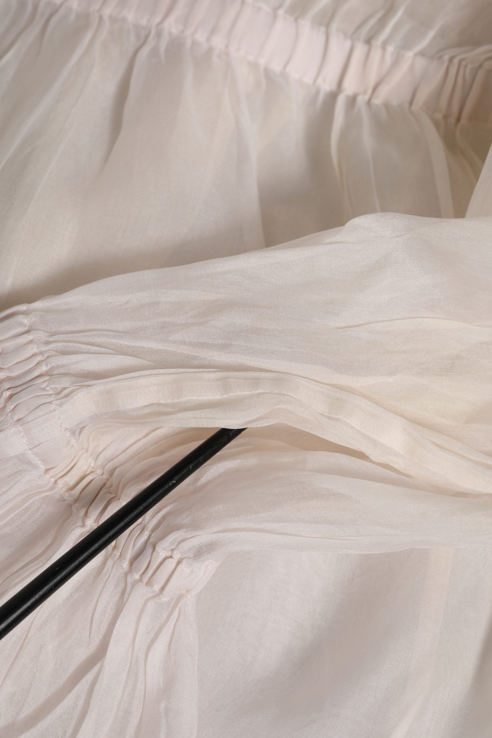 Chemise Dolce & Gabbana en soie et coton blanc avec col ascot, vue de face.