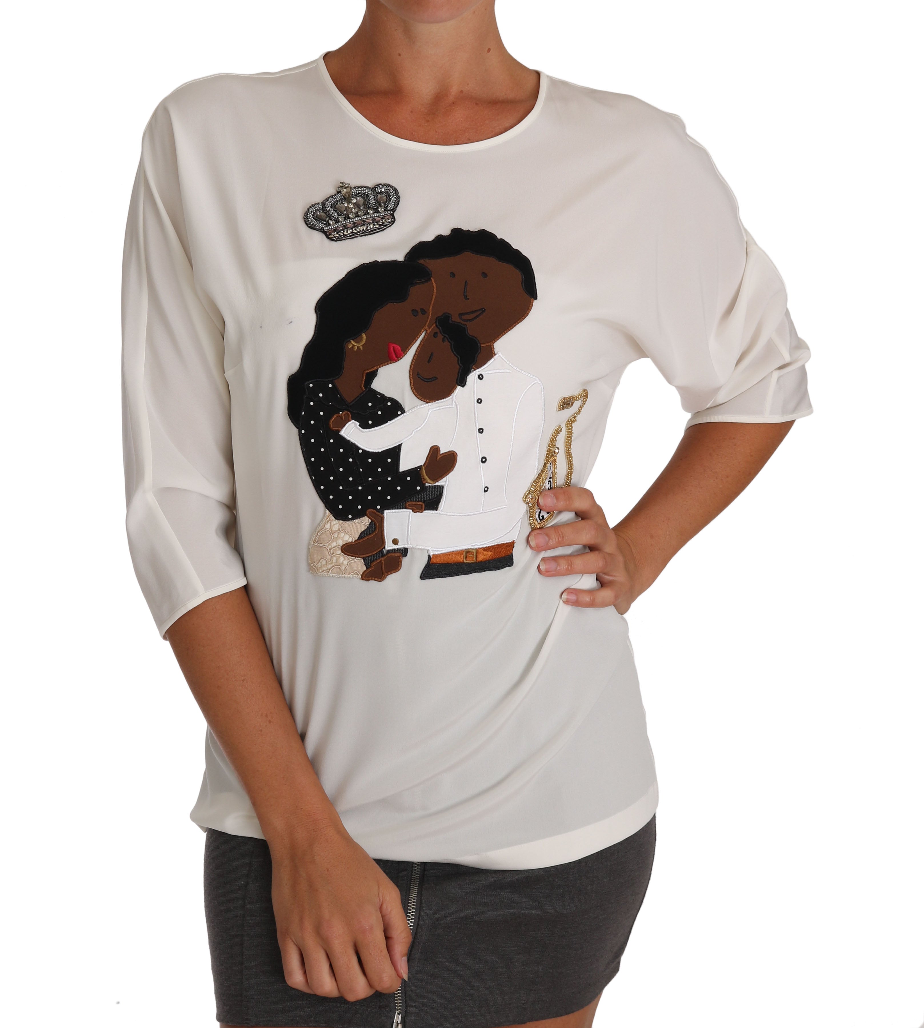 T-shirt en soie blanche Dolce & Gabbana avec cristaux #dgfamily, affichant un design élégant et sophistiqué.