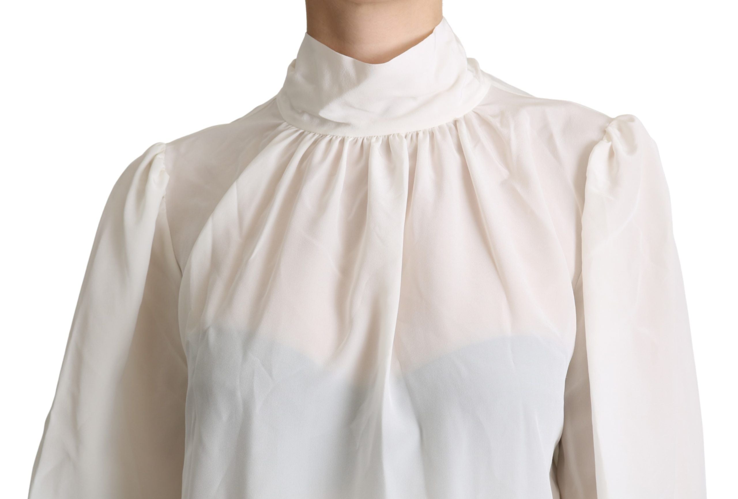 Chemise blanche en soie Dolce & Gabbana avec nœud papillon, manches longues et coupe élégante.