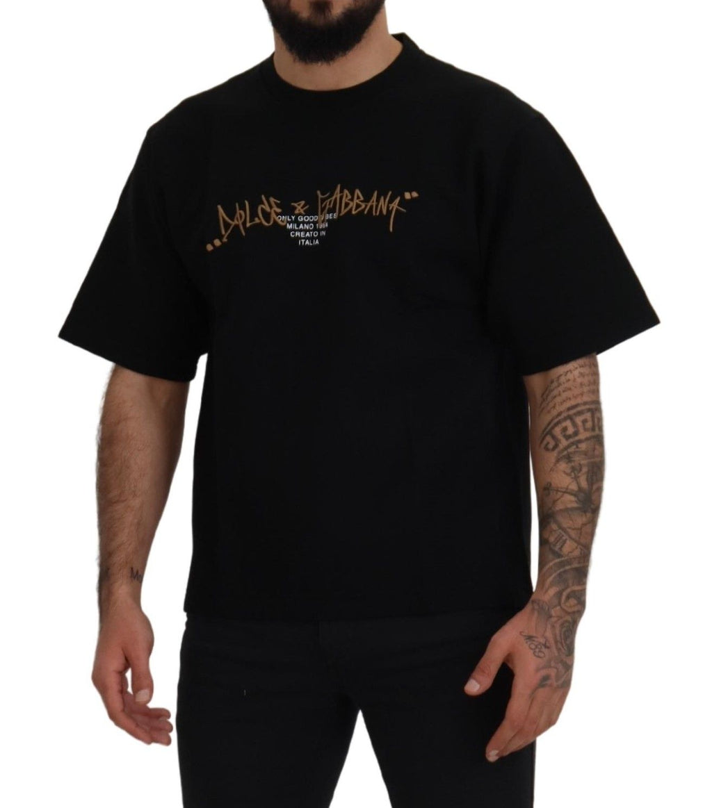 T-shirt en coton noir Dolce & Gabbana avec logo, col rond et coupe décontractée, visible sur le mannequin.