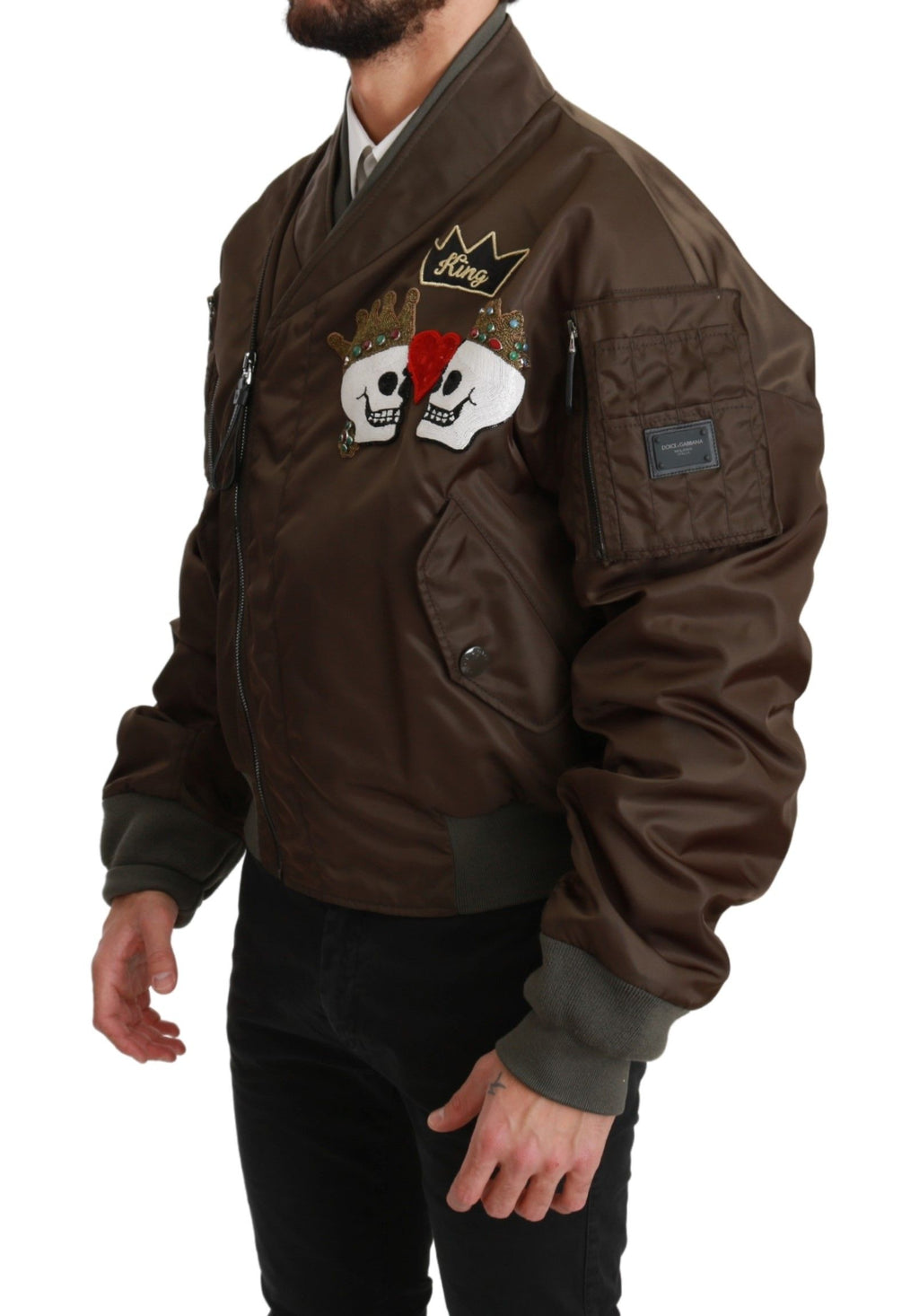 Veste Dolce & Gabbana pour homme avec logo, motif de crâne et broderie de perles marron, style audacieux et élégant.